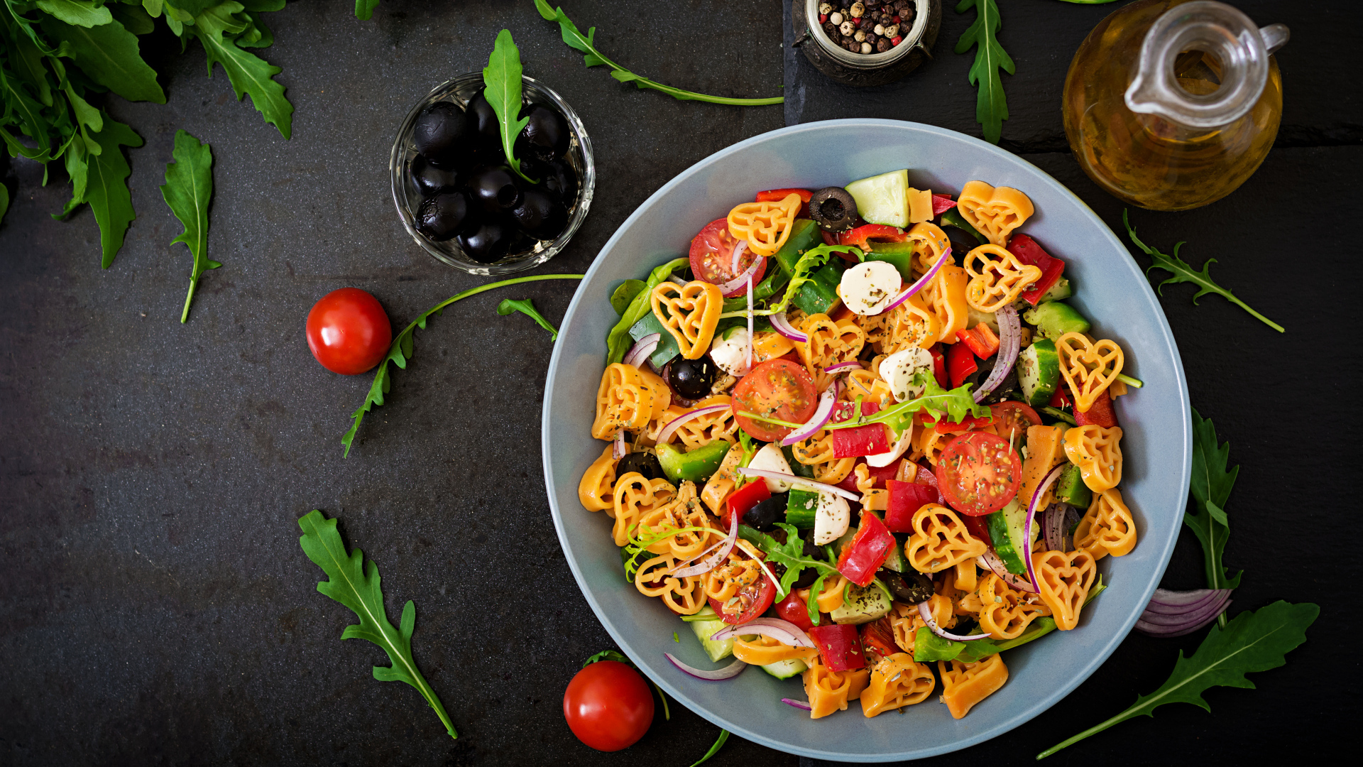 Овощное блюдо с макаронами в тарелке