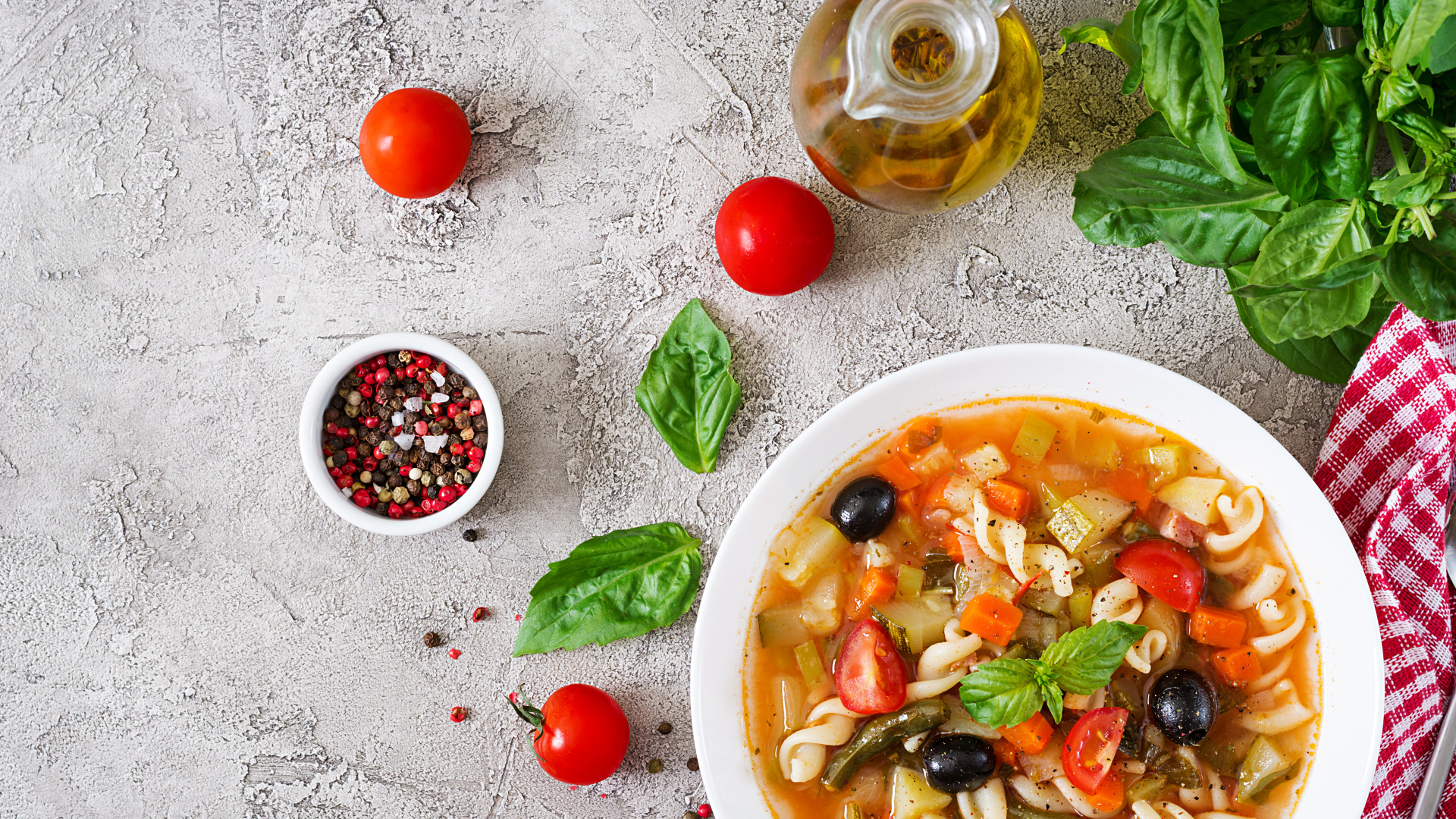 Овощной суп с макаронами на столе 