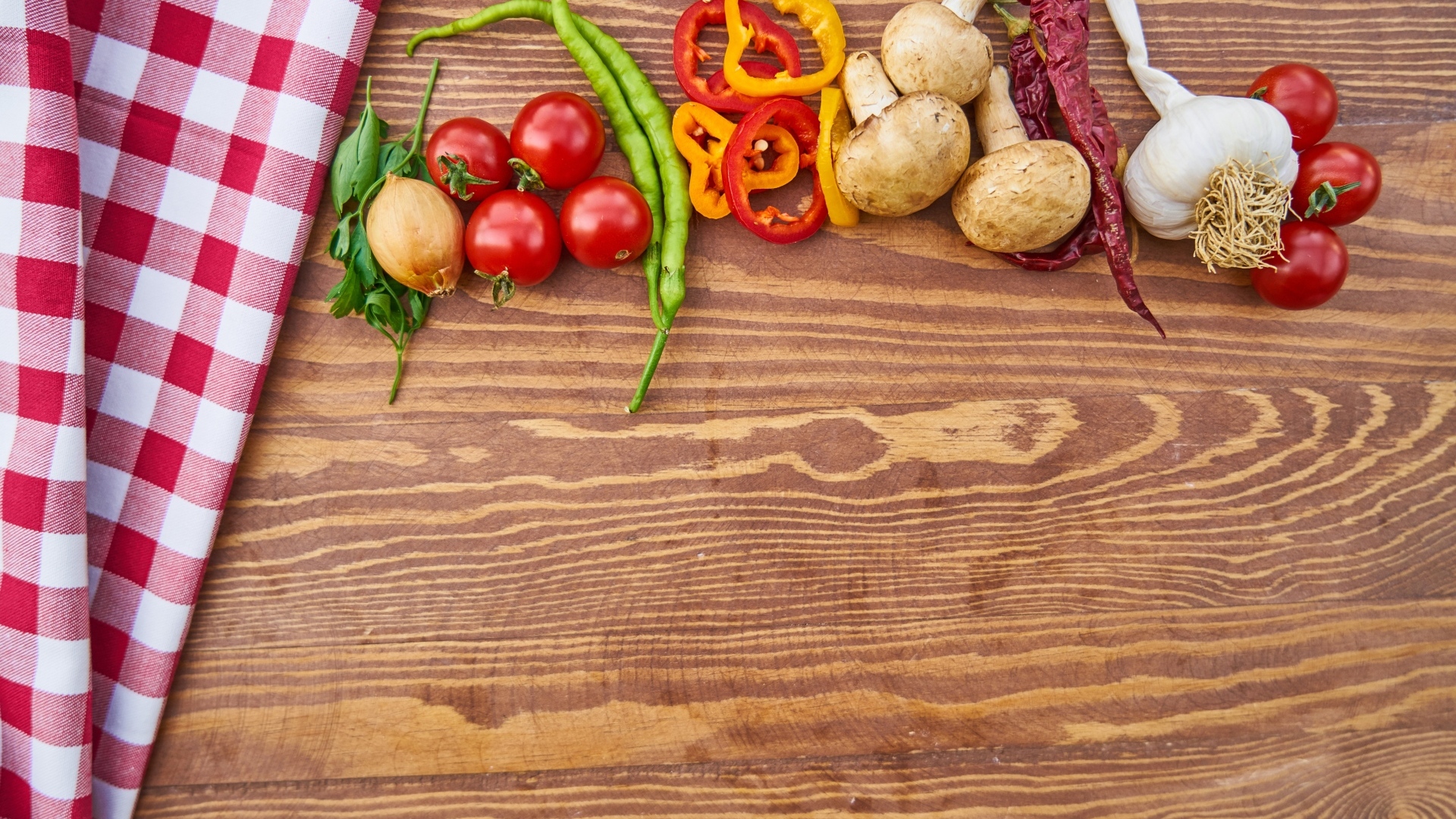Овощи на деревянном столе с клетчатой скатертью