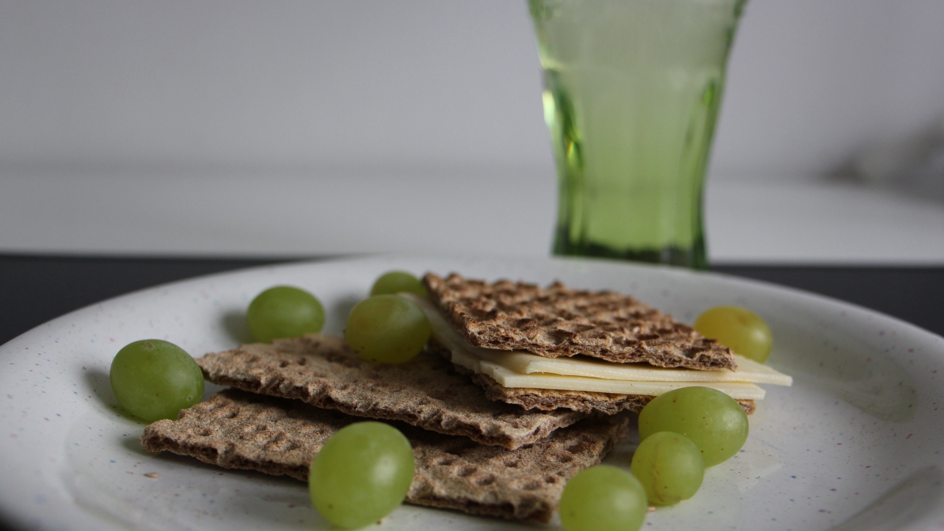 Вафли с сыром и виноградом на тарелке