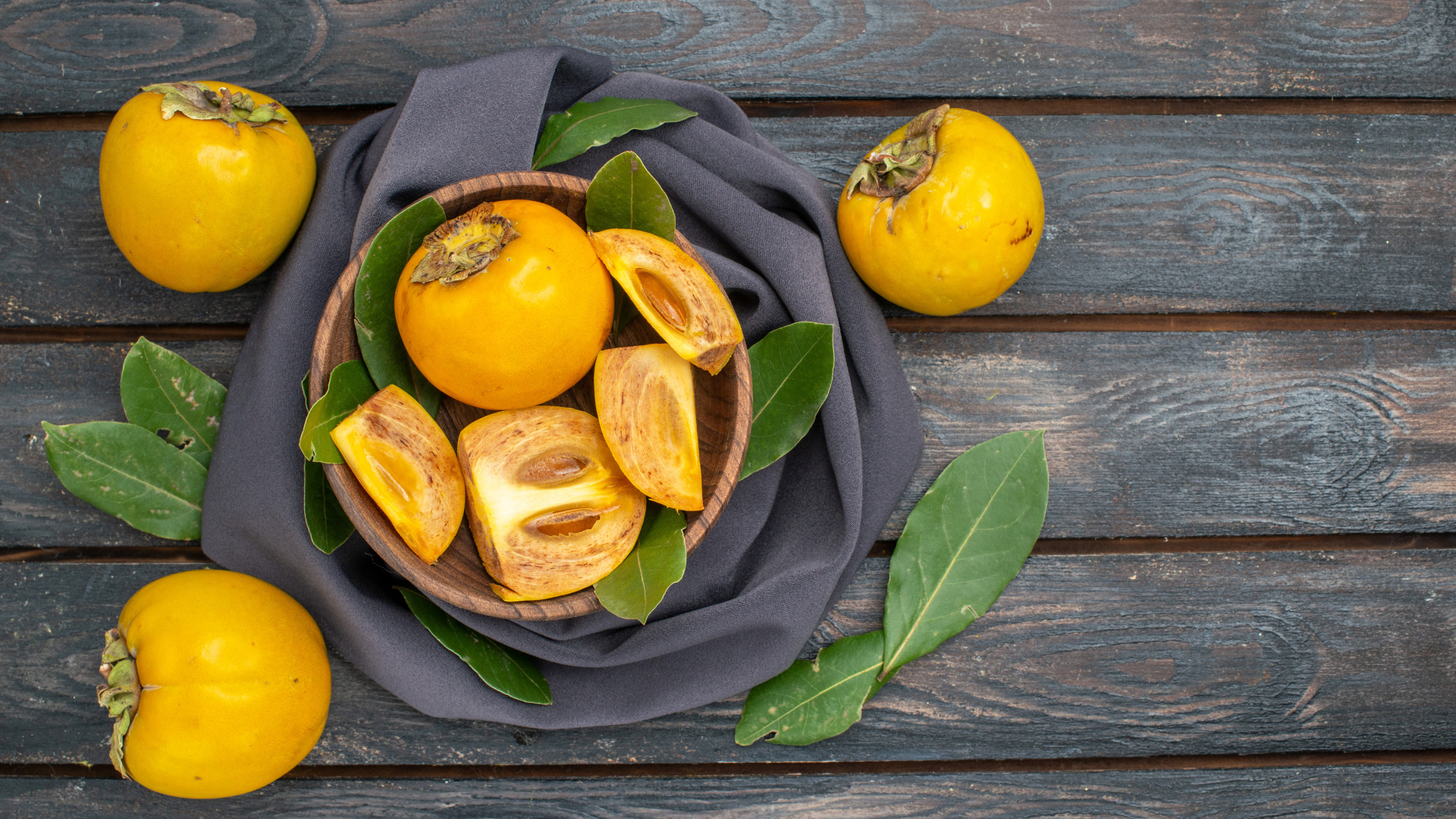 Свежая сладкая хурма на столе