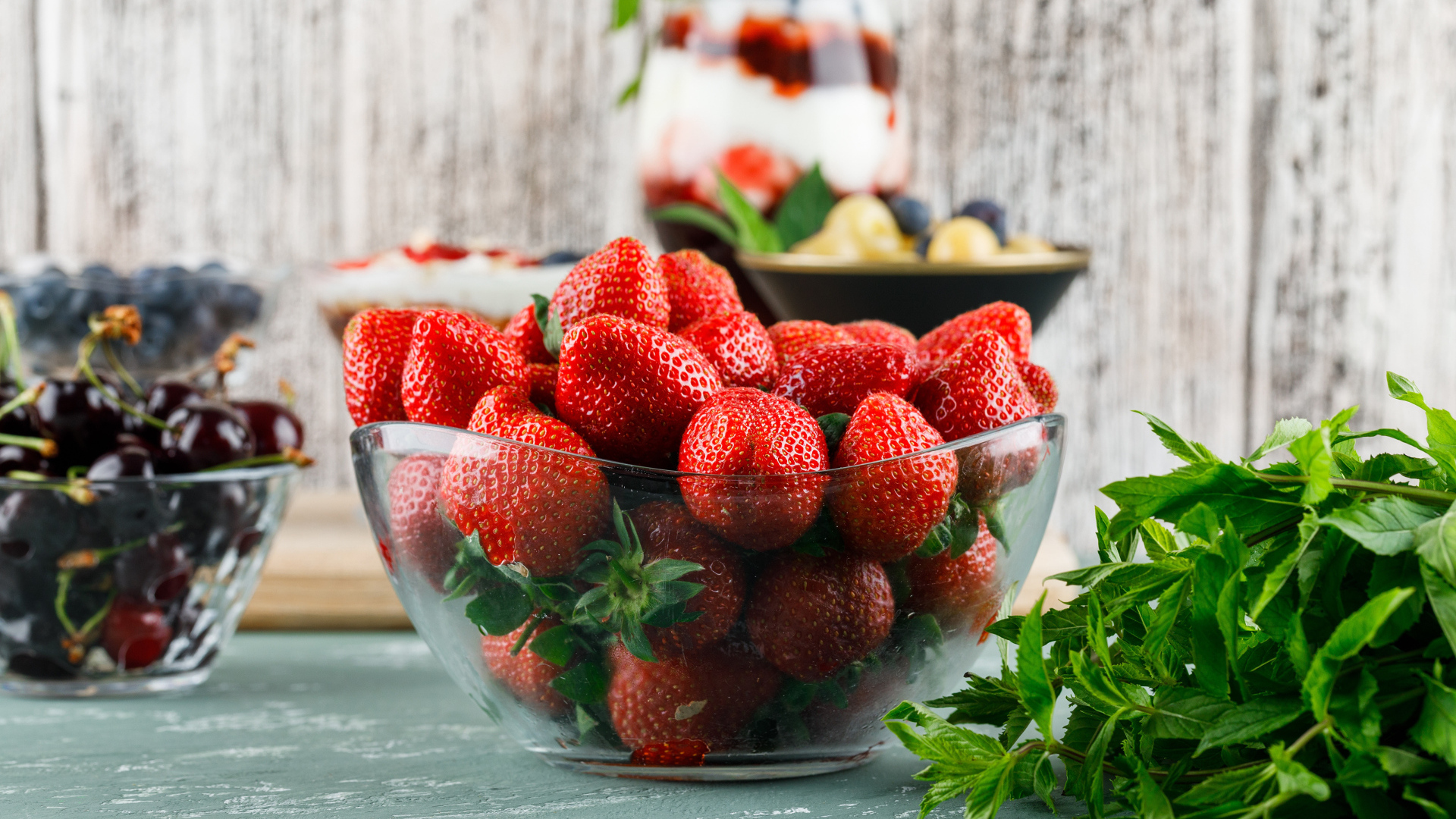 Стеклянная миска с ягодами красной клубники