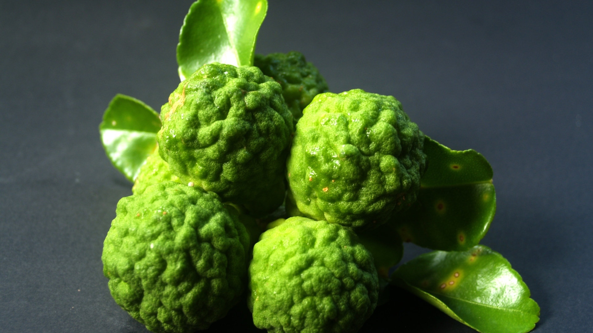 Зеленые плоды бергамота с зелеными листьями