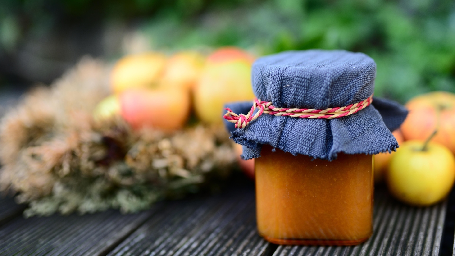 Банка яблочного джема на столе крупным планом