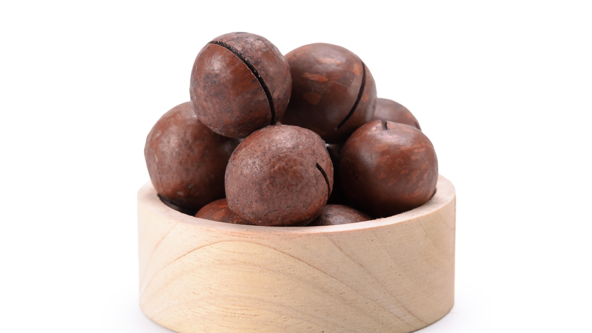 Орехи макадамия на белом фоне