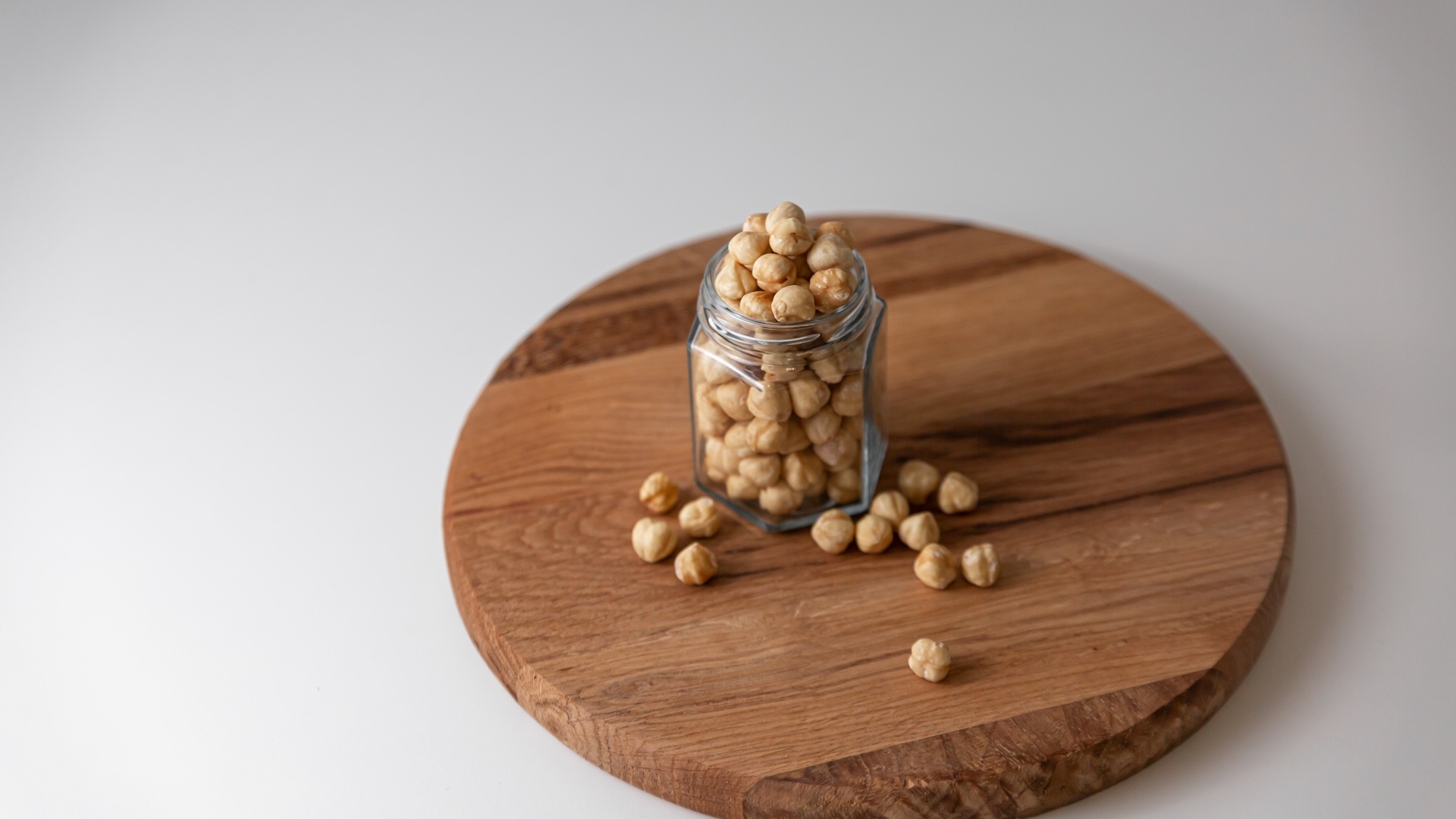 Орехи в банке на деревянной доске