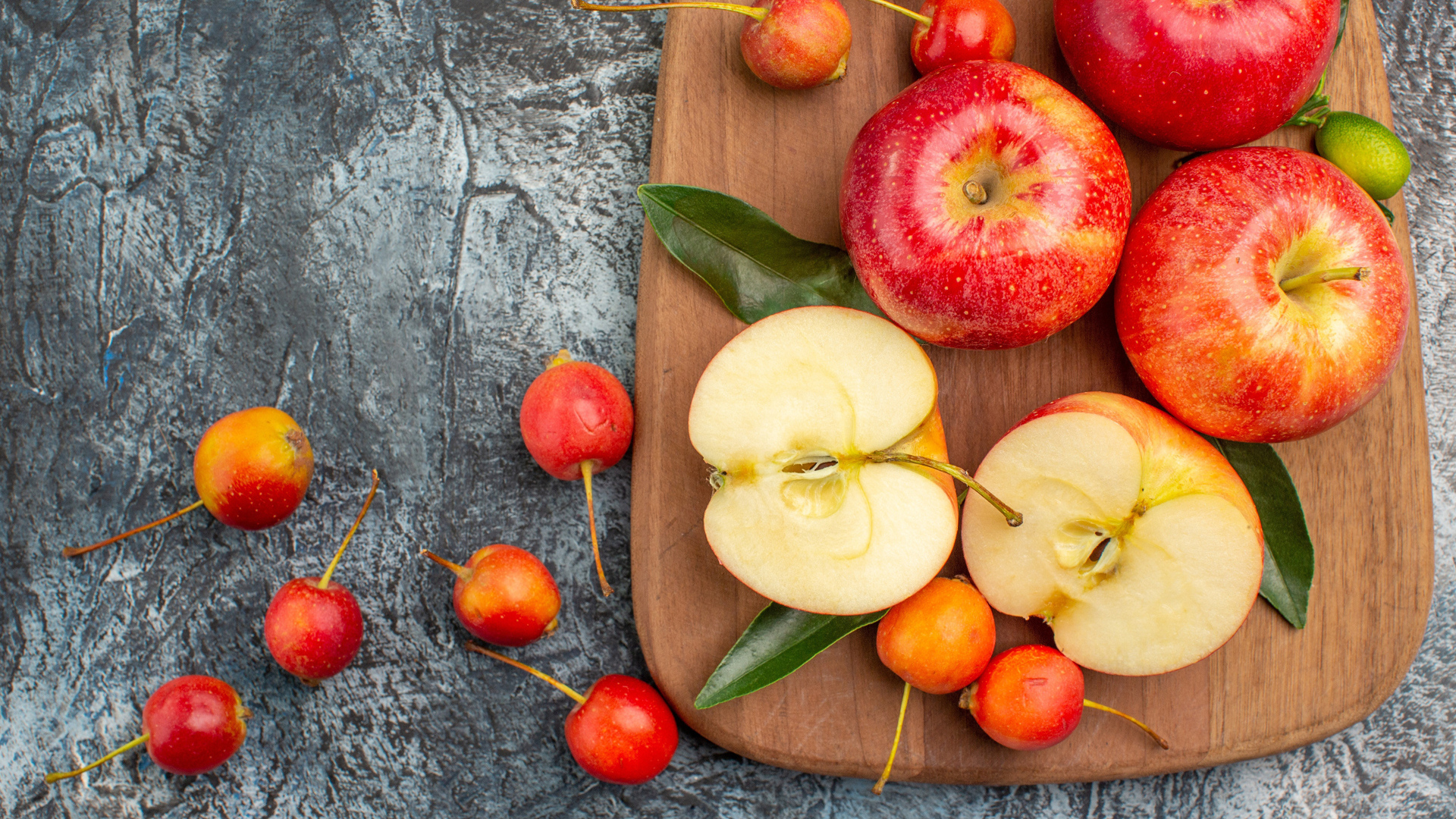 Нарезанные яблоки на деревянной доске на столе