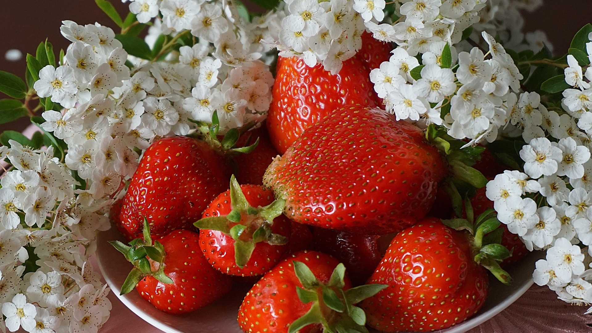 Клубника на столе с цветами