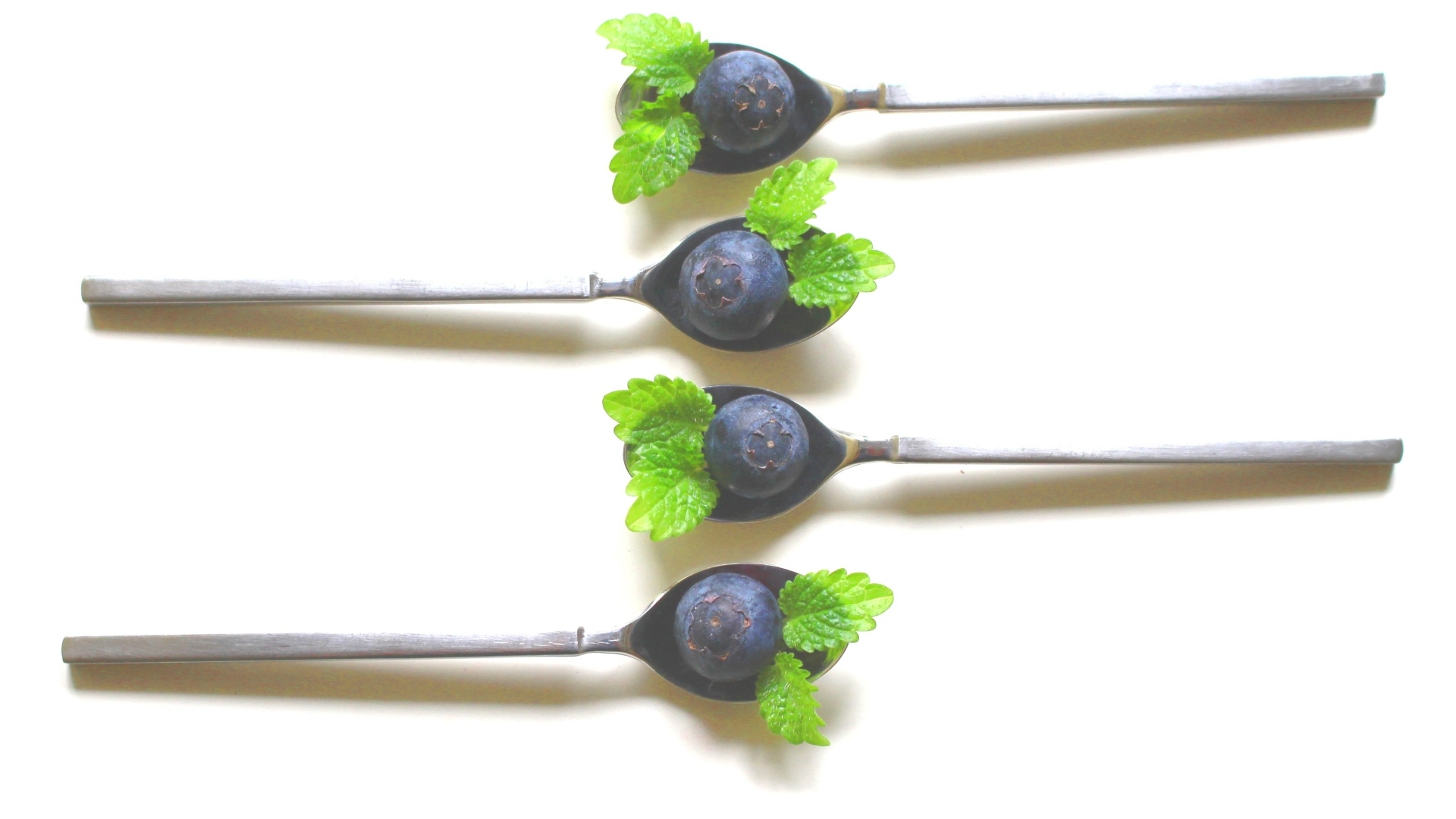 Чайные ложки с ягодами черники и мятой
