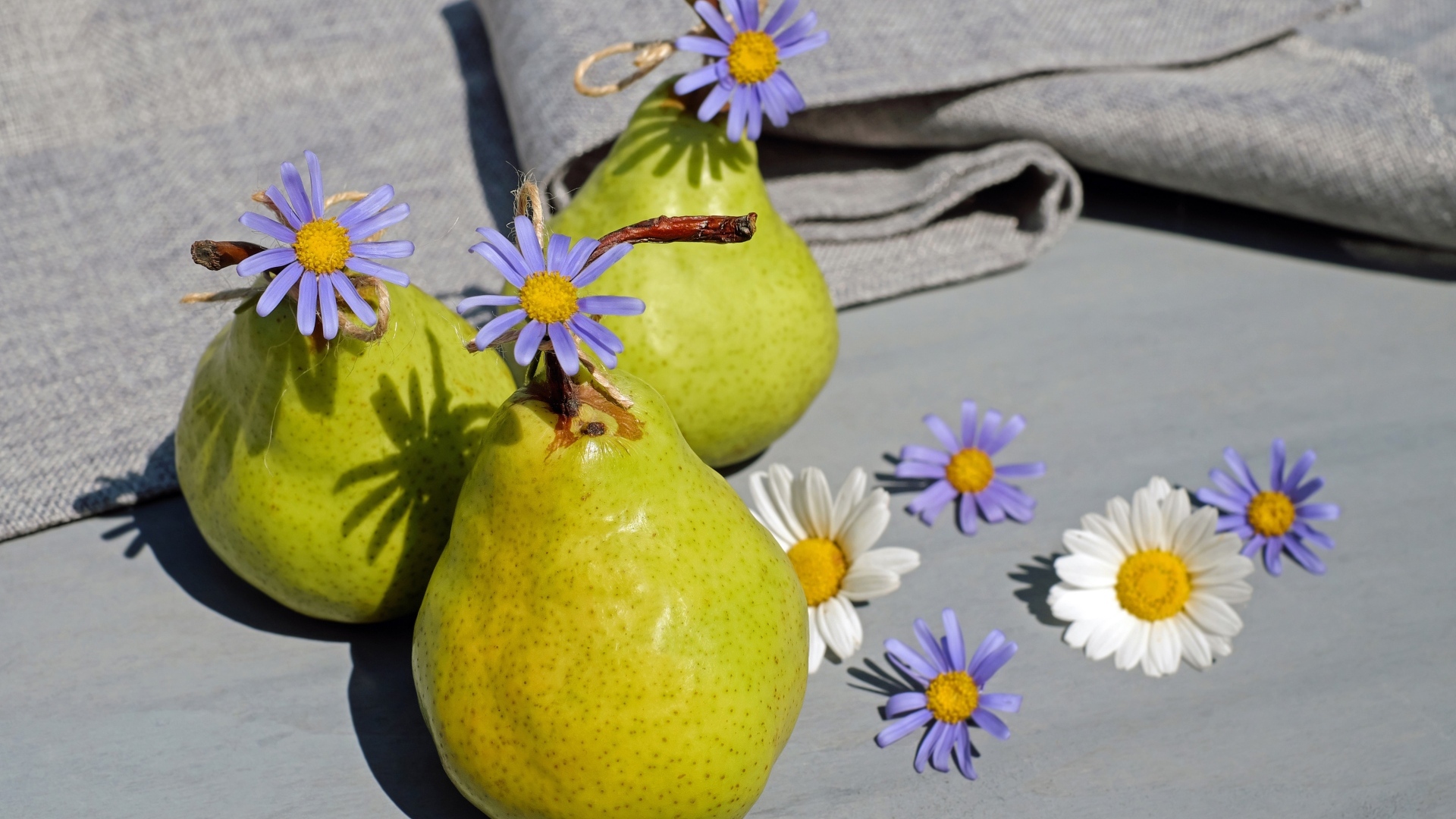 Три зеленые груши с цветами