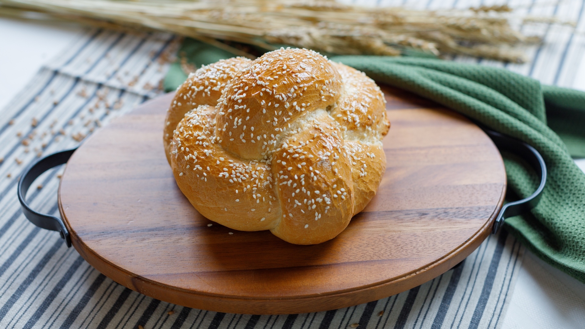 Булочка с кунжутом на разделочной доске