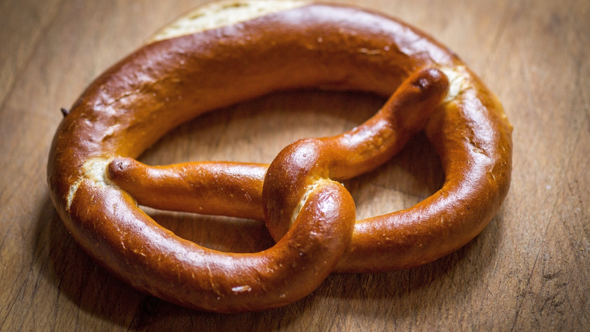 Вкусный сладкий крендель на столе