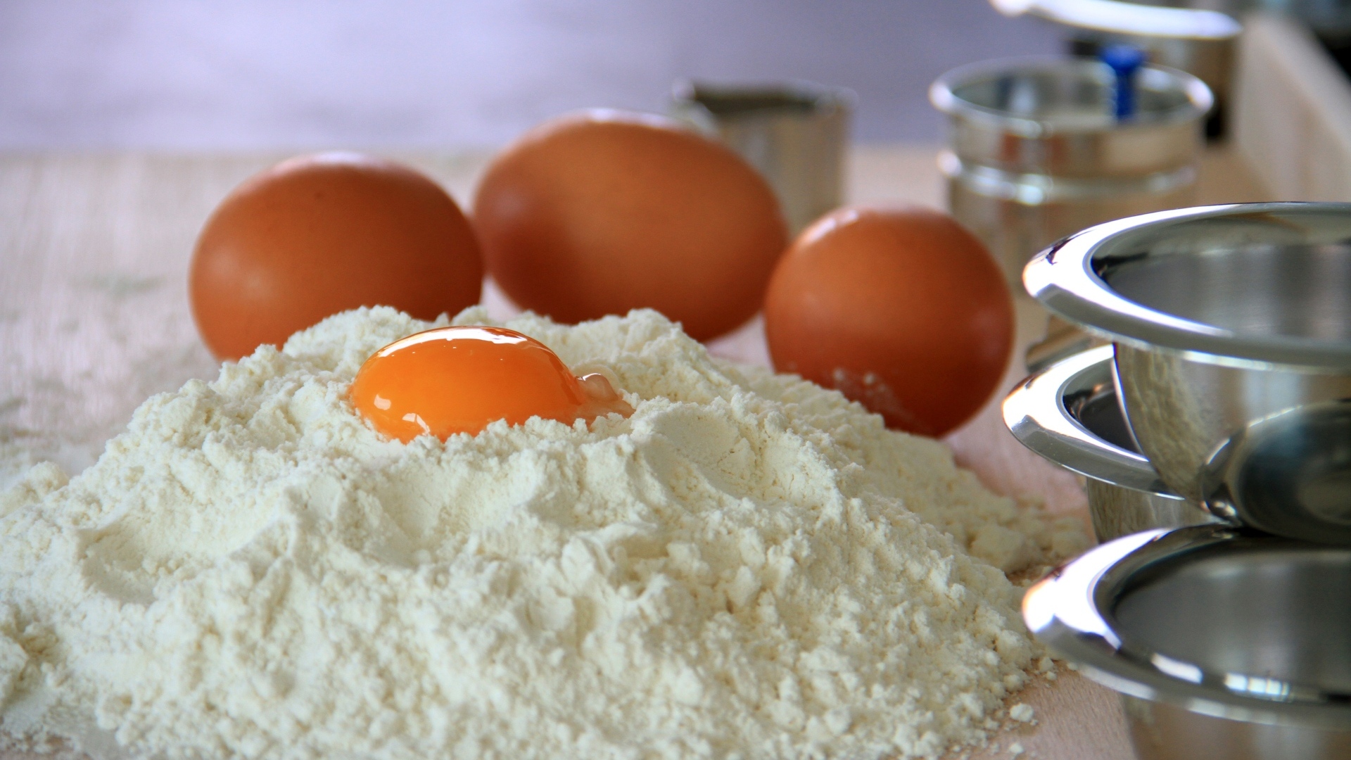 Заготовка из муки и яиц для теста на столе
