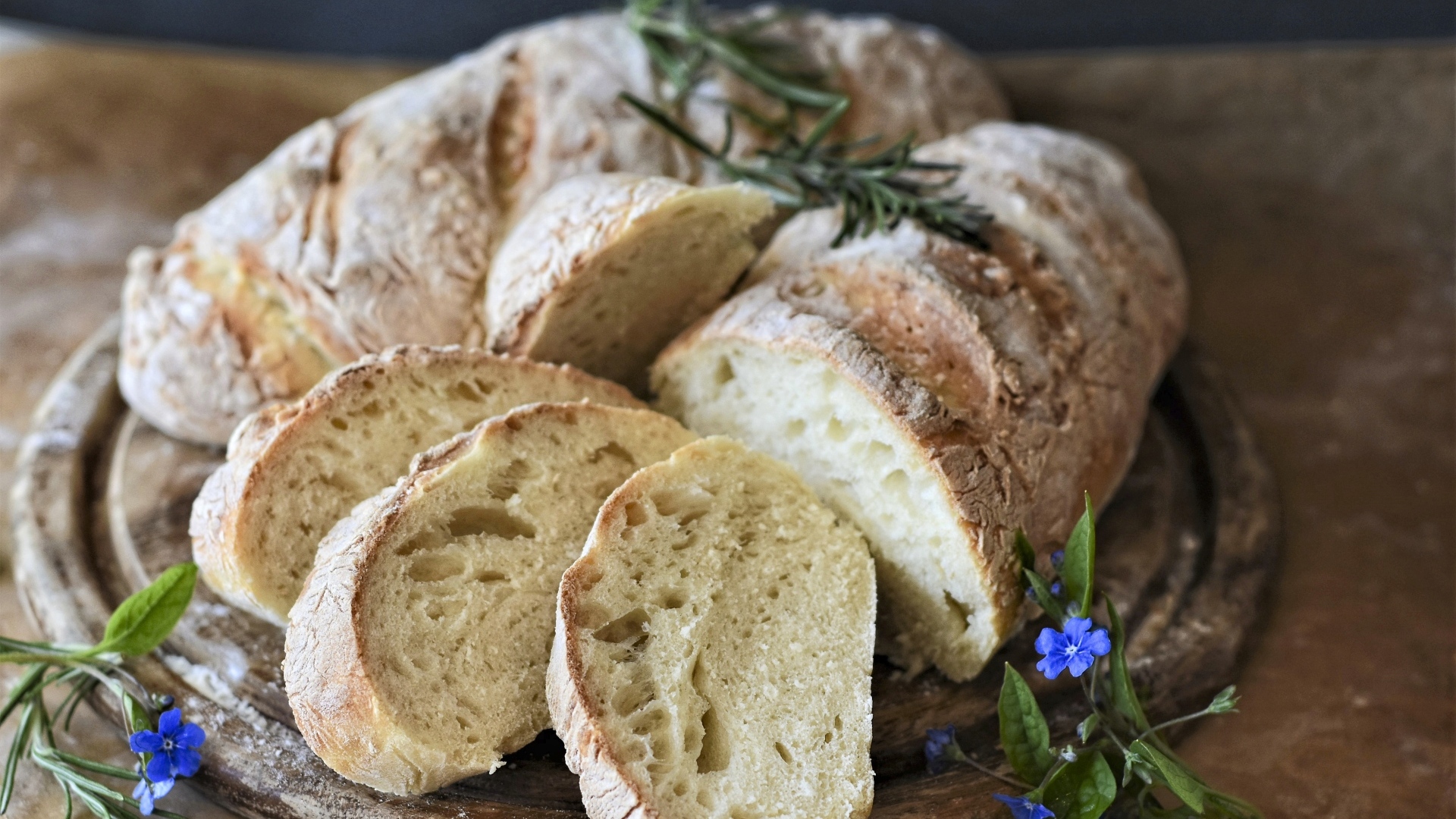 Нарезанная  чиабатта с розмарином на столе
