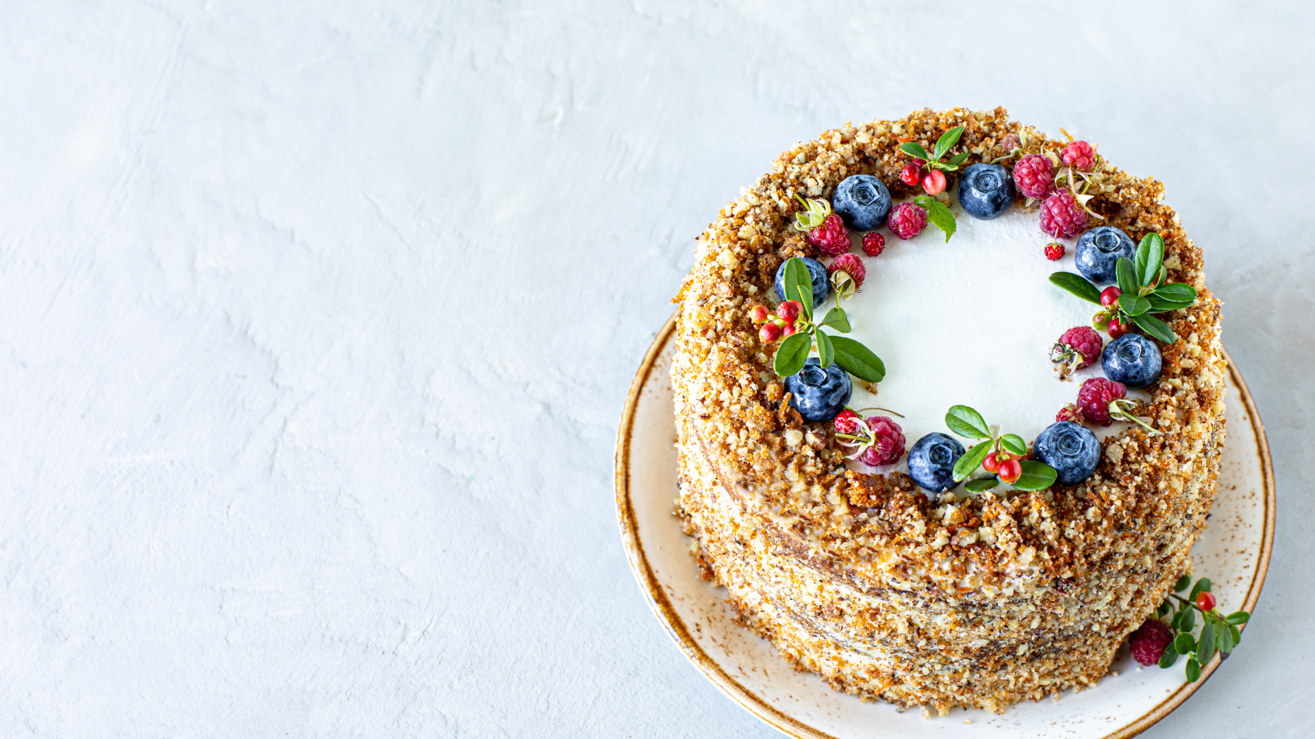 Аппетитный праздничный торт с ягодами