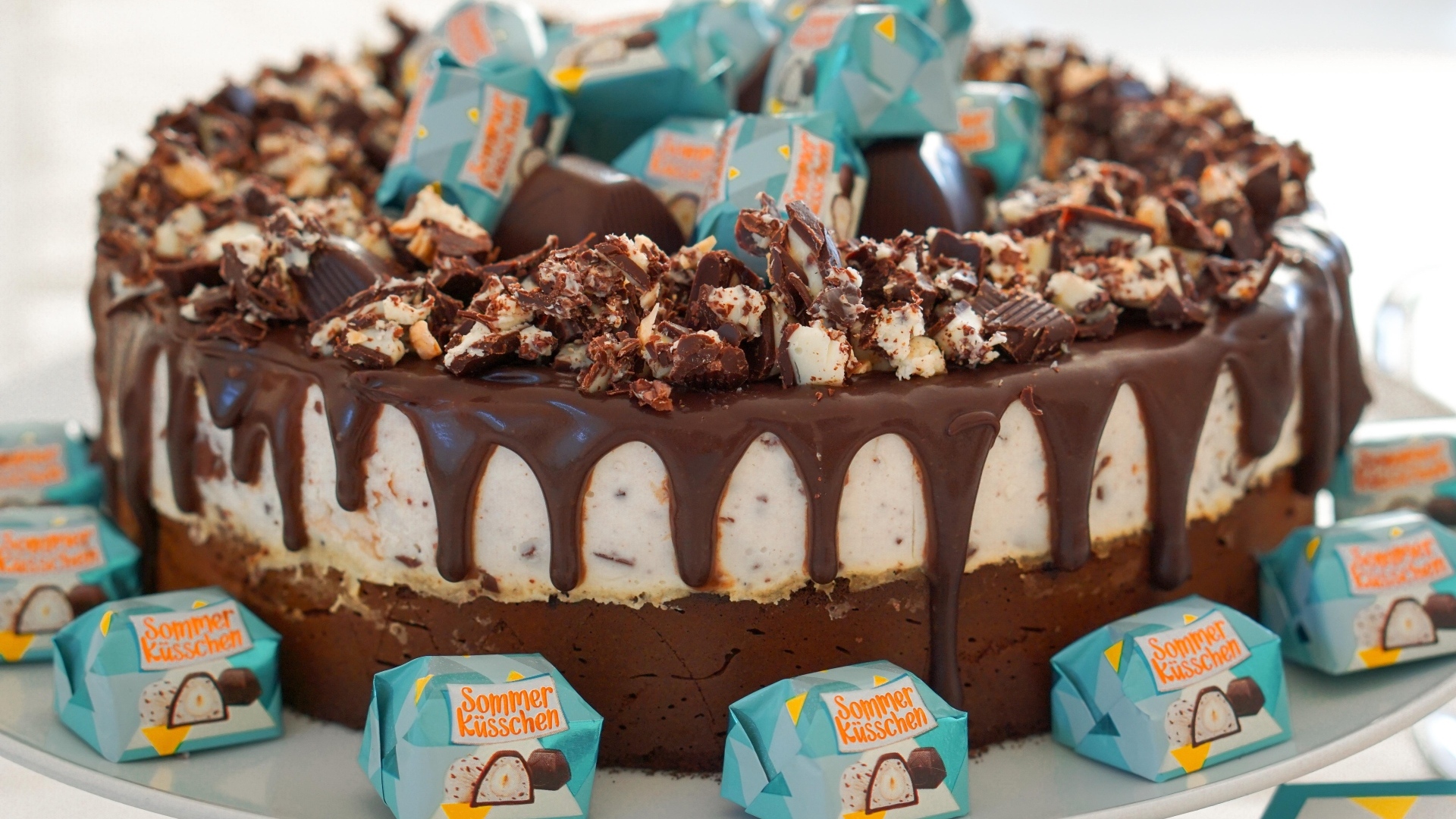 Аппетитный шоколадный торт с конфетами