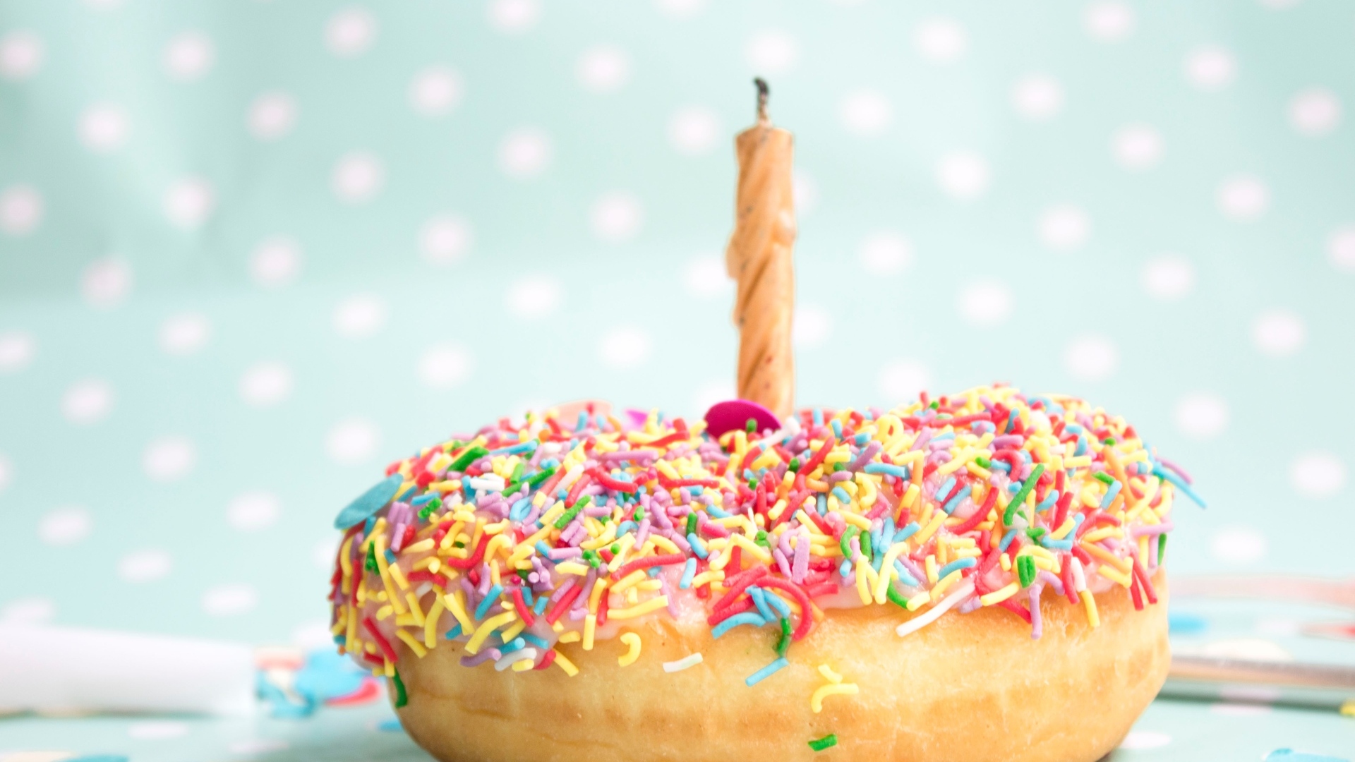 Аппетитный пончик со свечой на день рождения