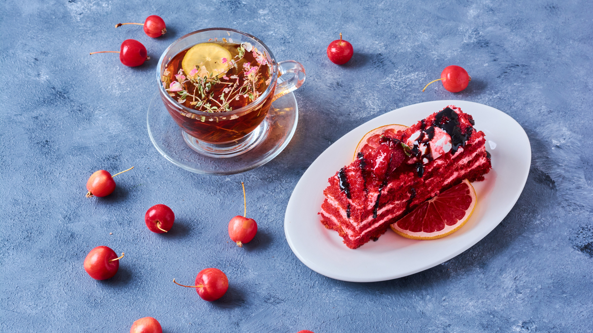 Аппетитный кусок торта на столе с чаем и ягодами черешни