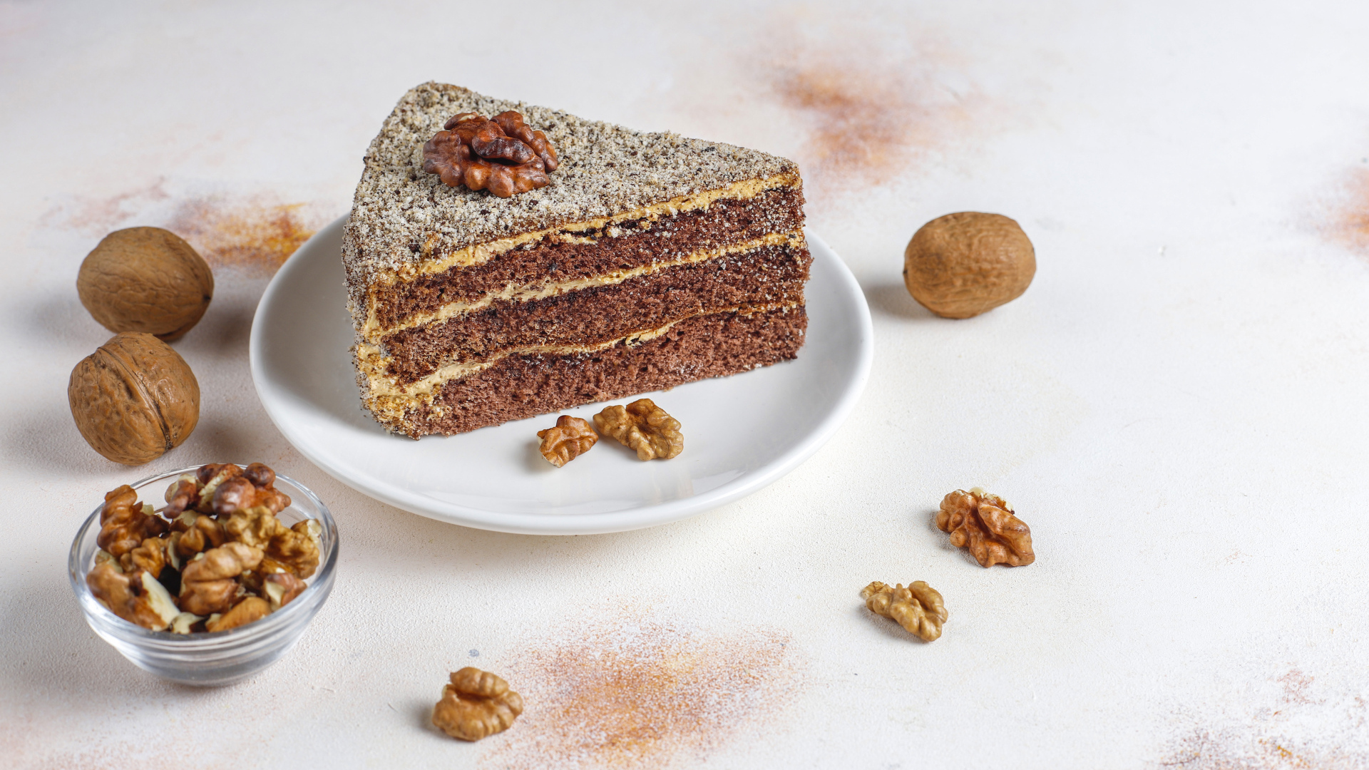Аппетитный кусок  торта с грецкими орехами