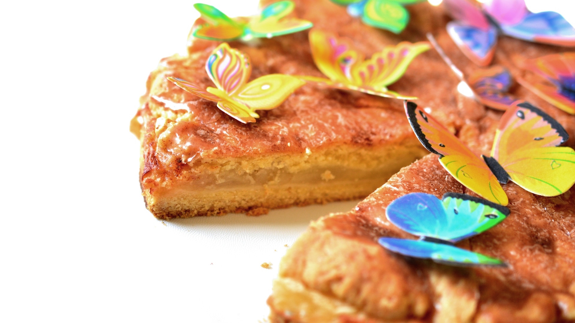 Яблочный пирог с бабочками на белом фоне