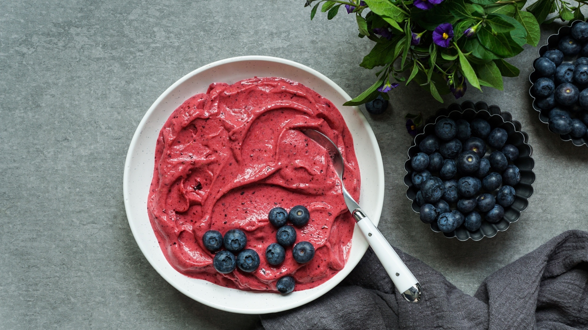 Ягодный щербет с черникой на столе