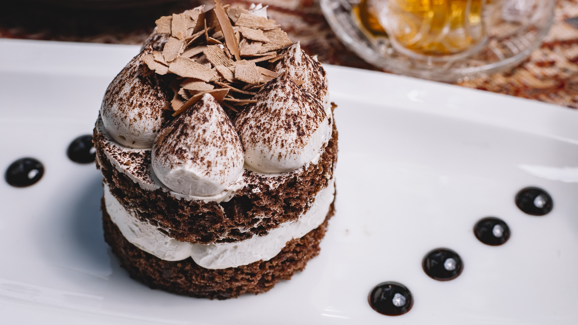 Пирожное со взбитыми сливками и шоколадной стружкой