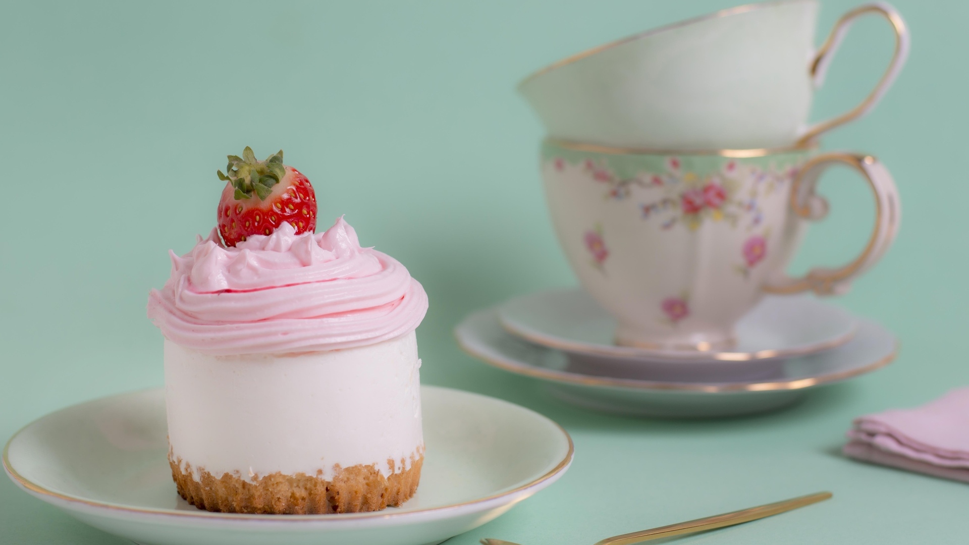 Пирожное на столе с красивыми чашками