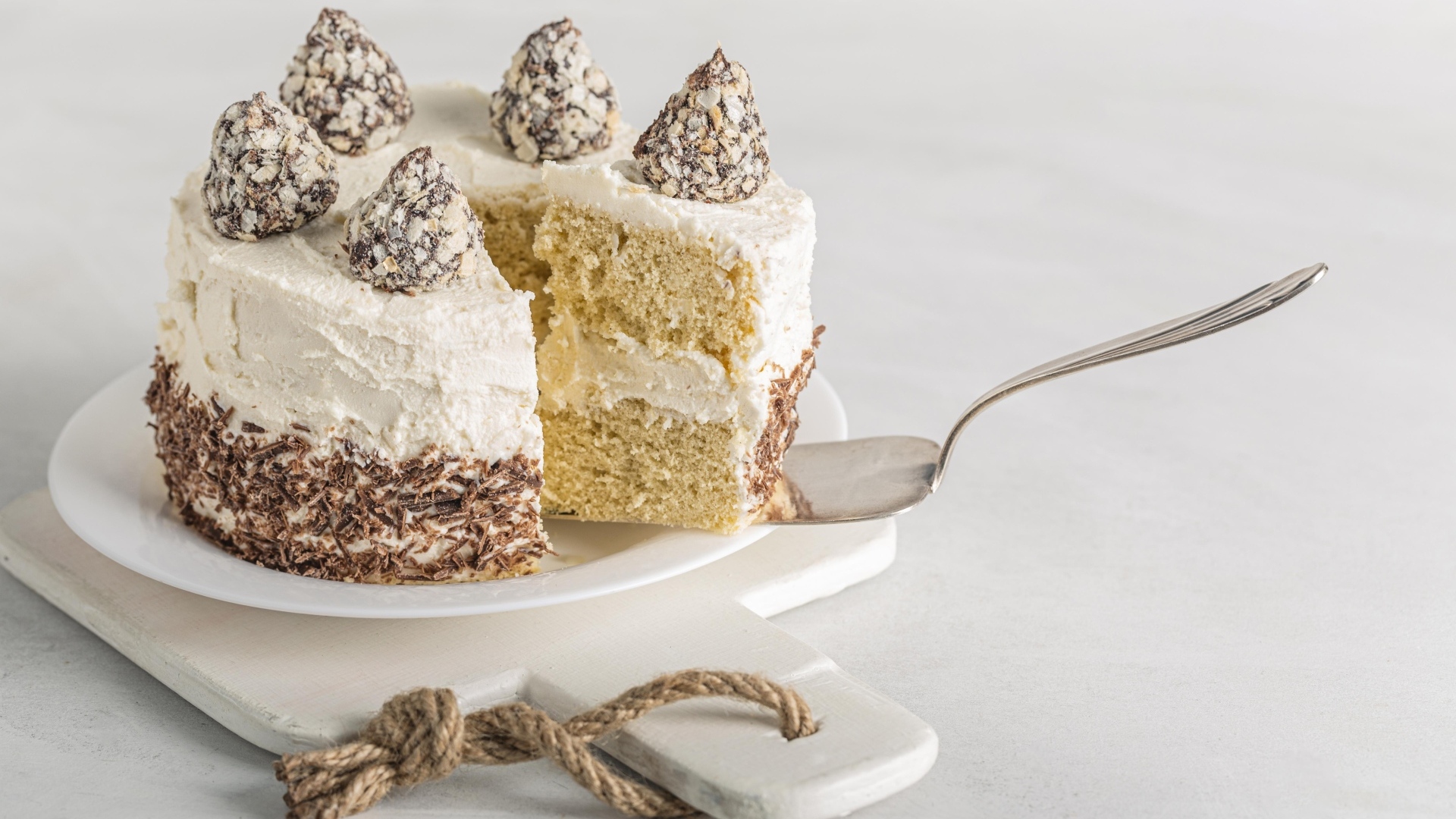 Торт с шоколадными трюфелями на столе