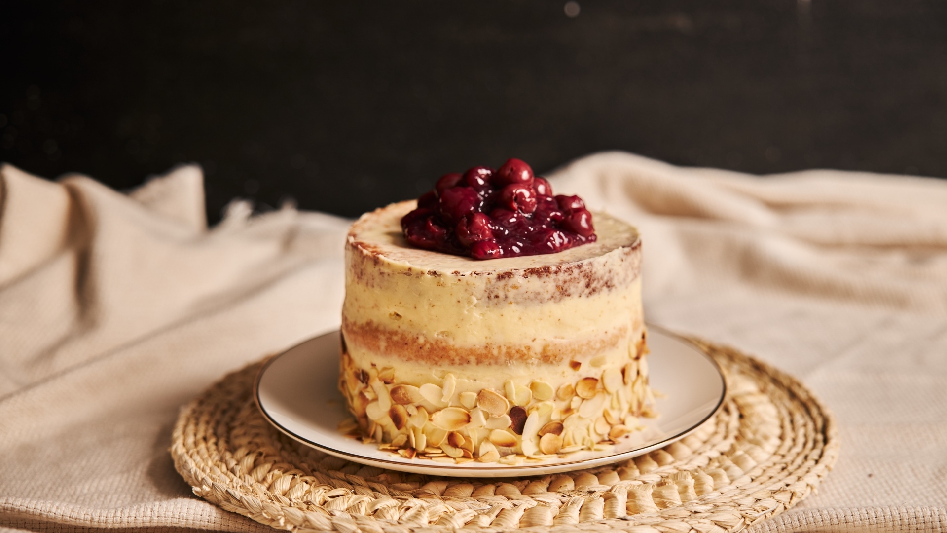 Торт с кремом и вишней