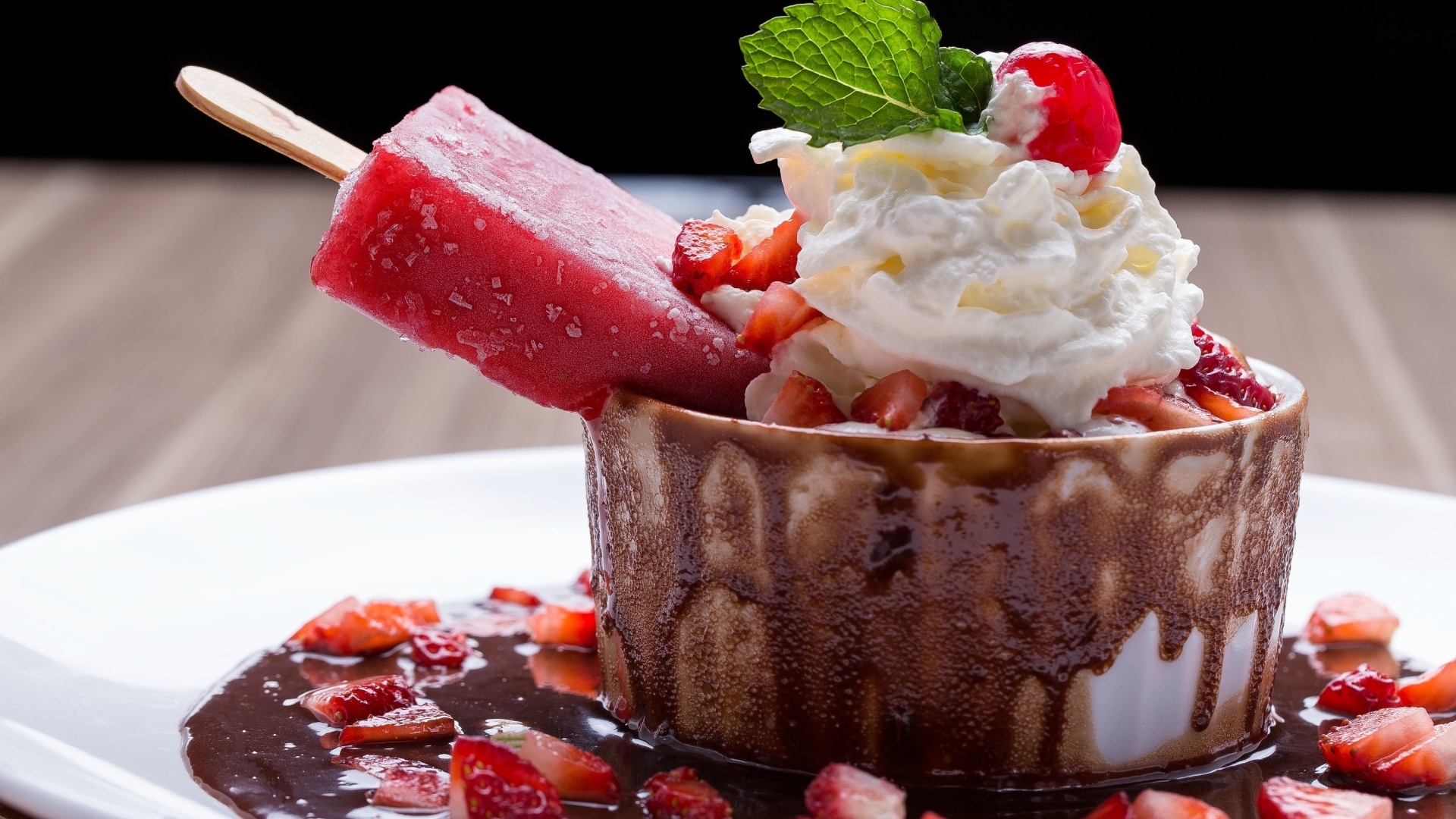 Торт с мороженым, ягодами и взбитыми сливками