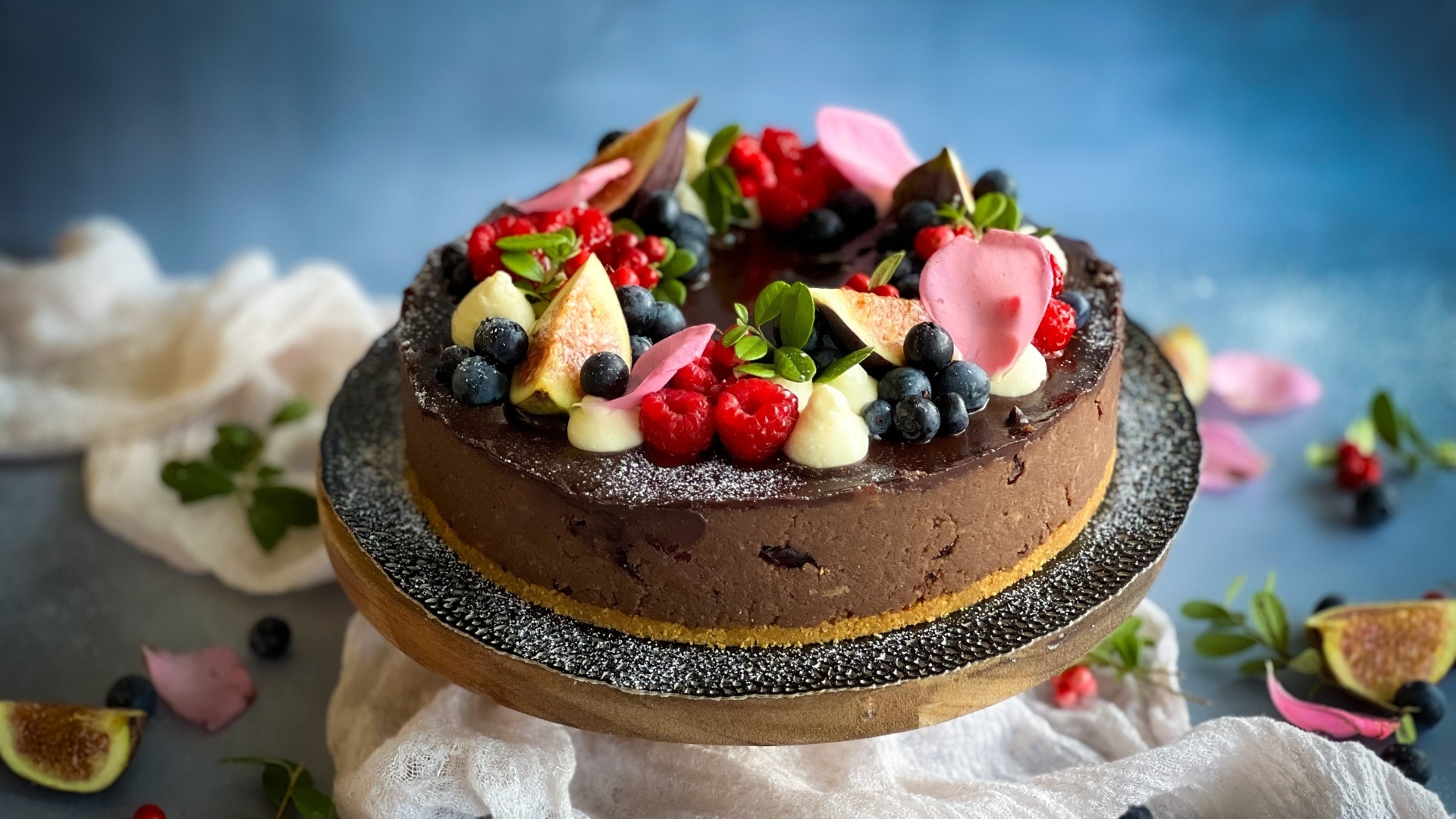 Шоколадный торт с ягодами на столе