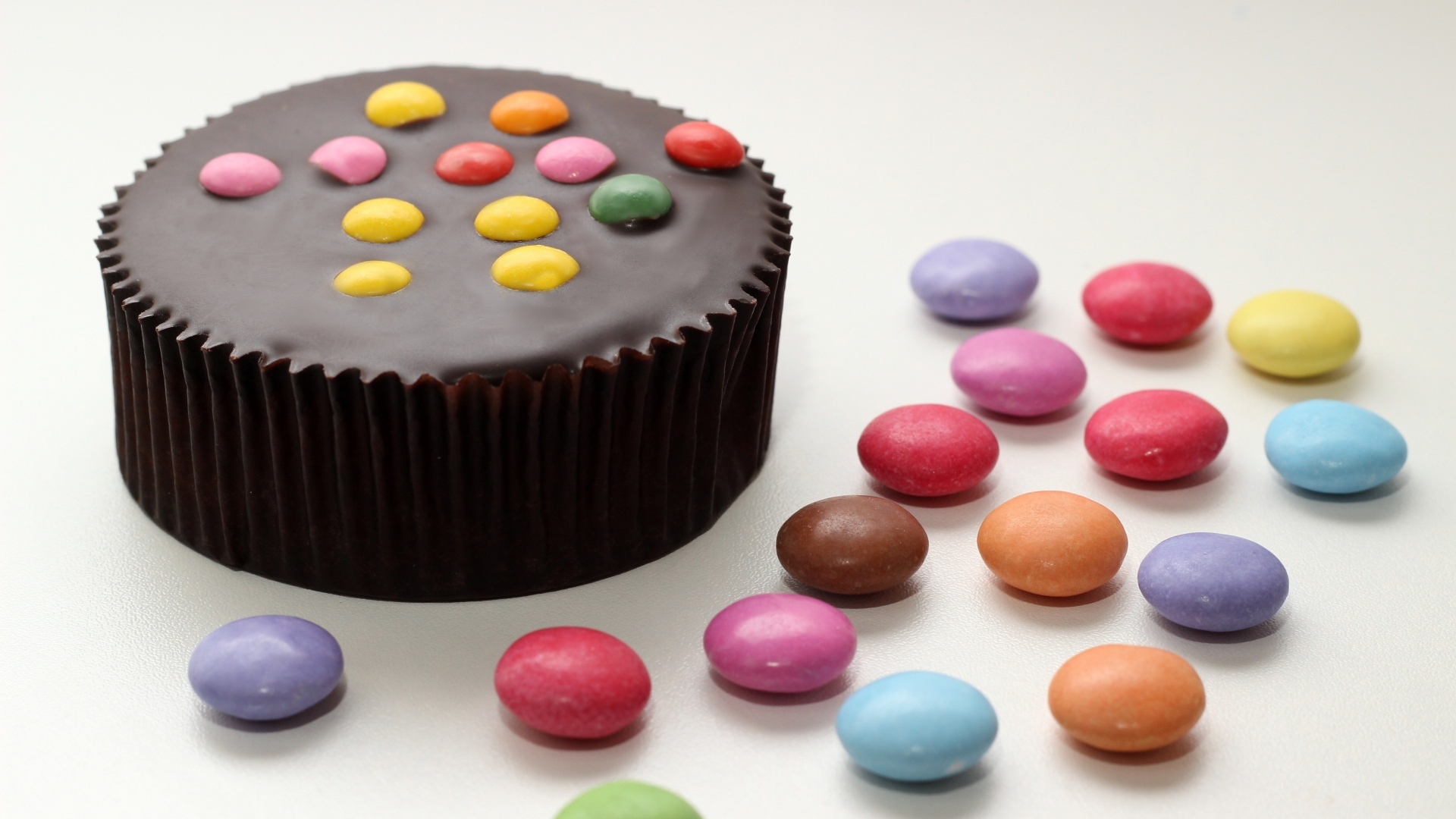 Шоколадный торт с разноцветными конфетами