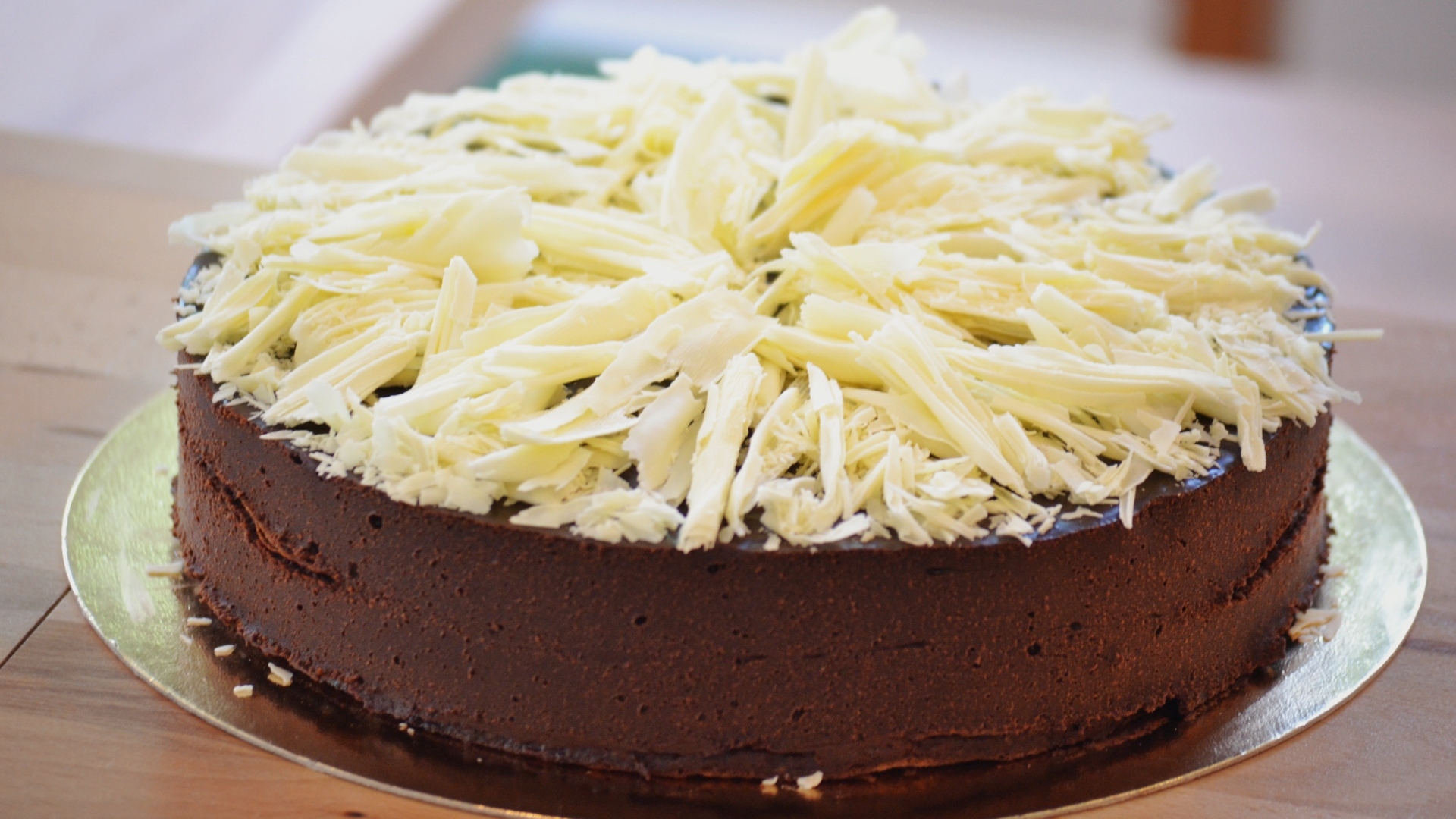 Шоколадный торт с тертой белой стружкой