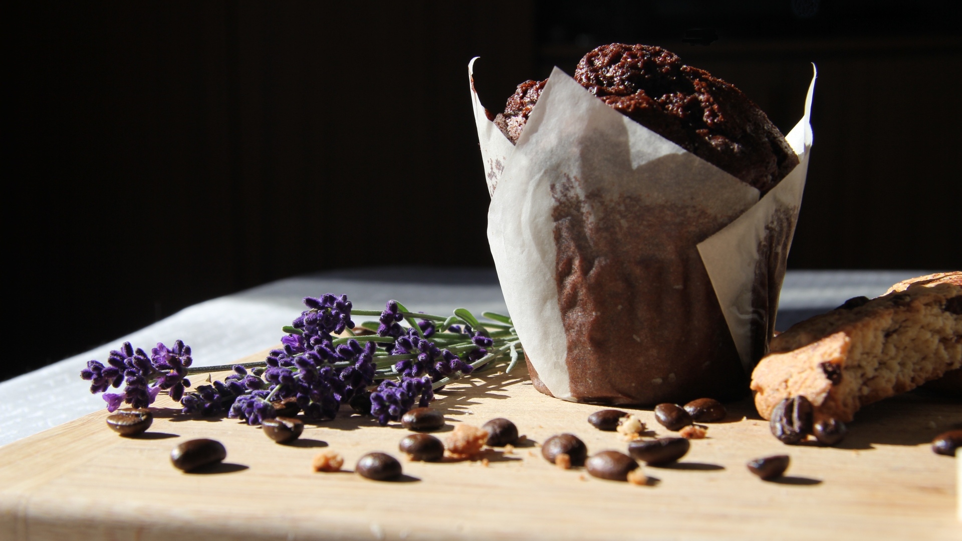 Шоколадный кекс на столе с кофейными зернами и веткой лаванды