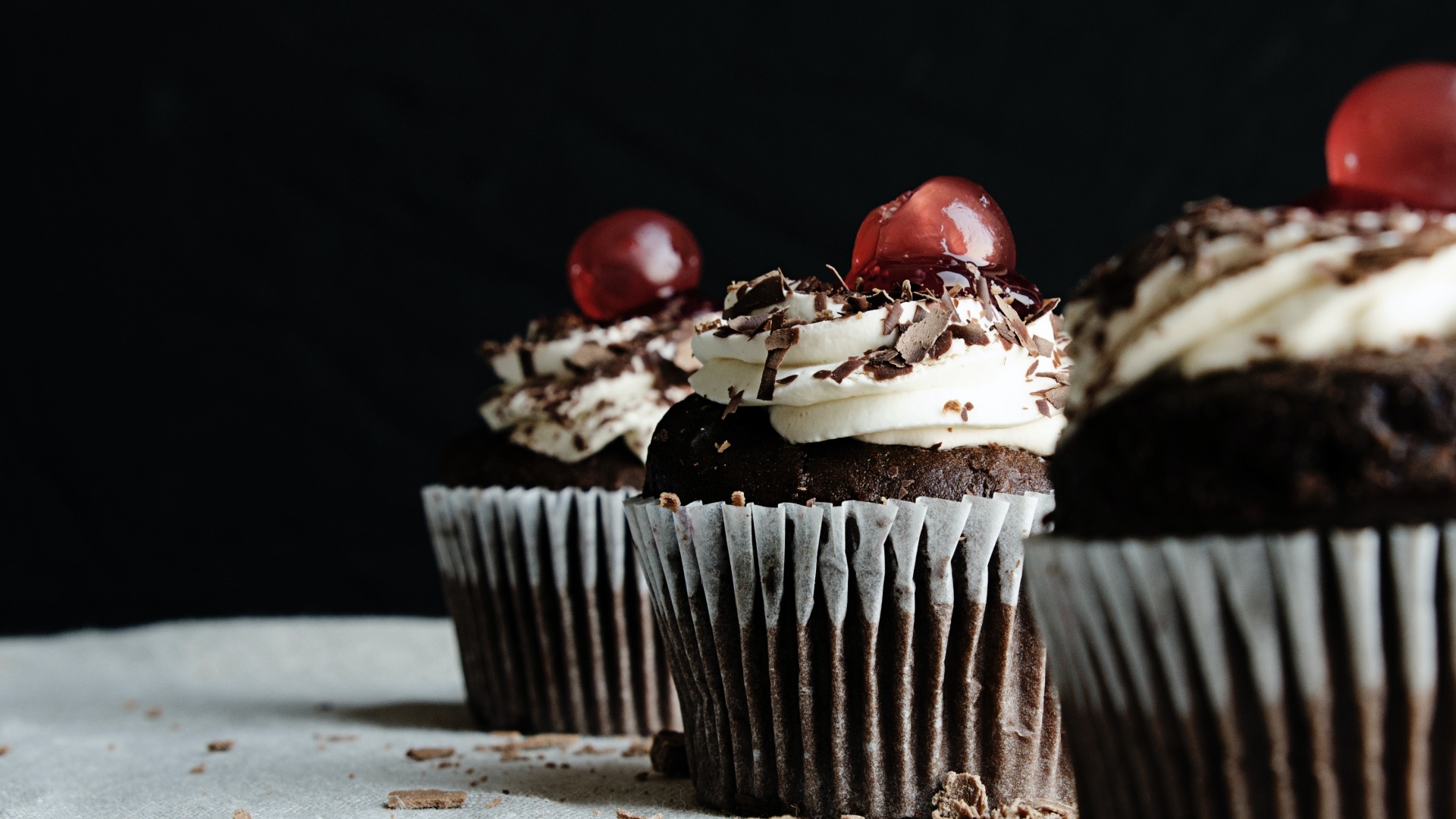 Шоколадные кексы со взбитыми сливками и ягодами вишни