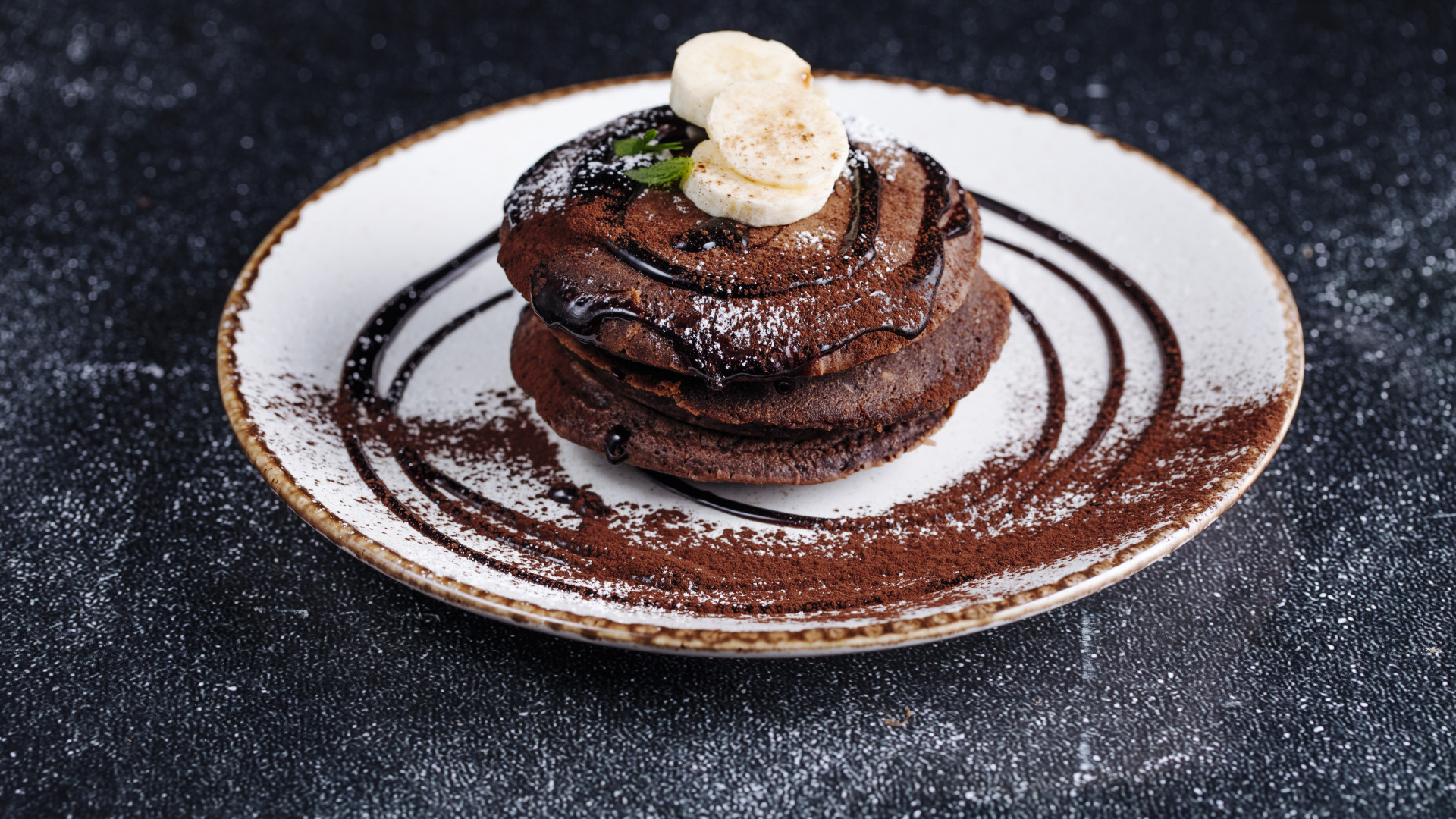 Шоколадные панкейки с кусочками банана