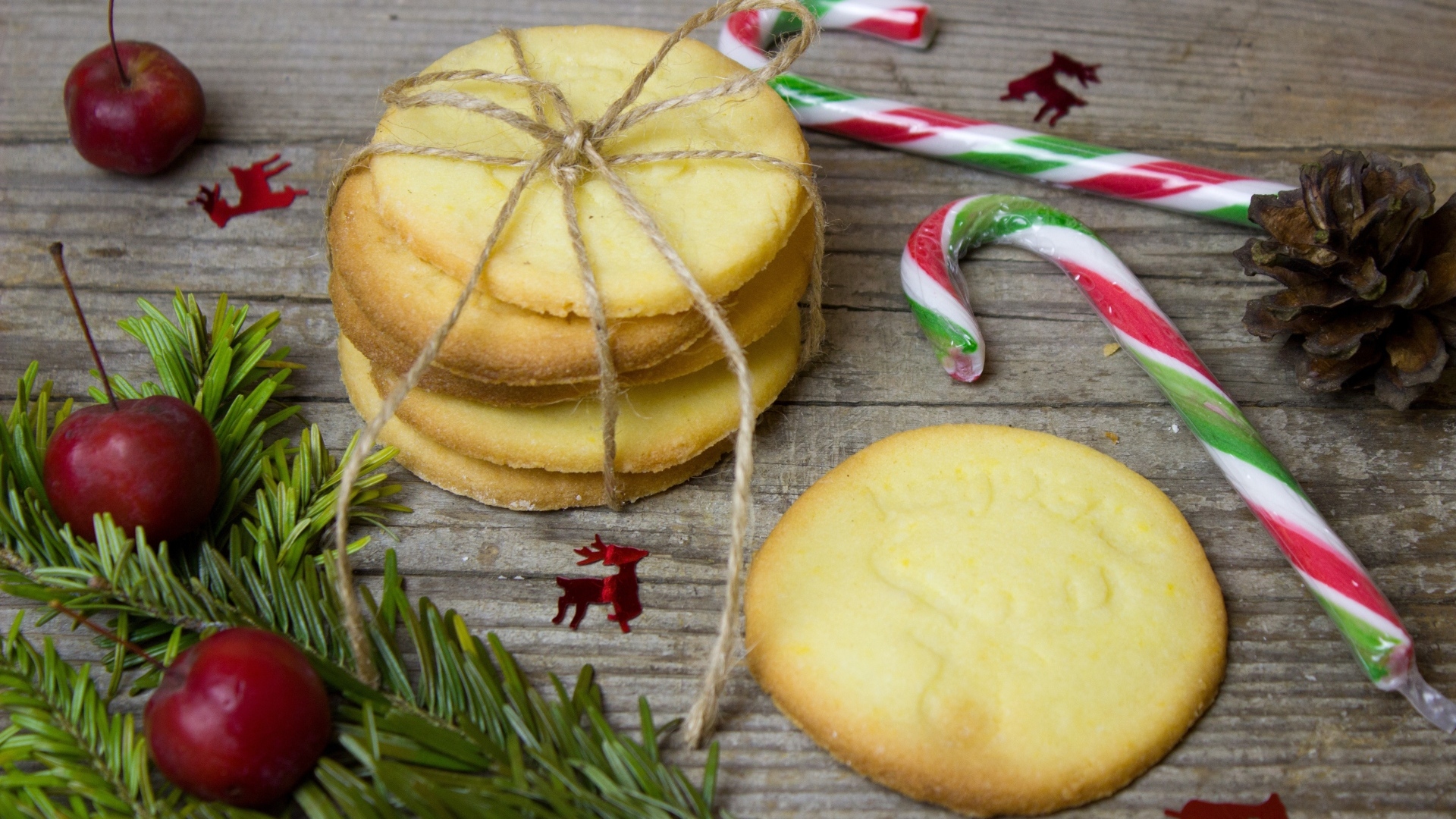 Печенье с конфетами на деревянном столе к Рождеству