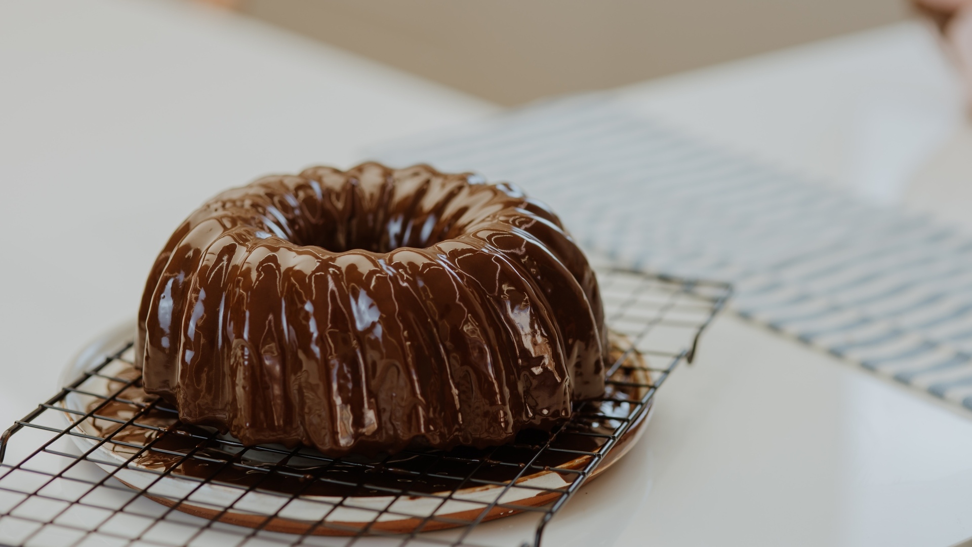 Кекс в шоколадной глазури на столе