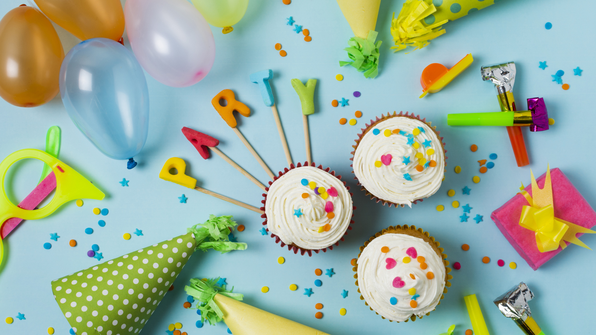 Кексы и праздничный декор на день рождения на голубом фоне