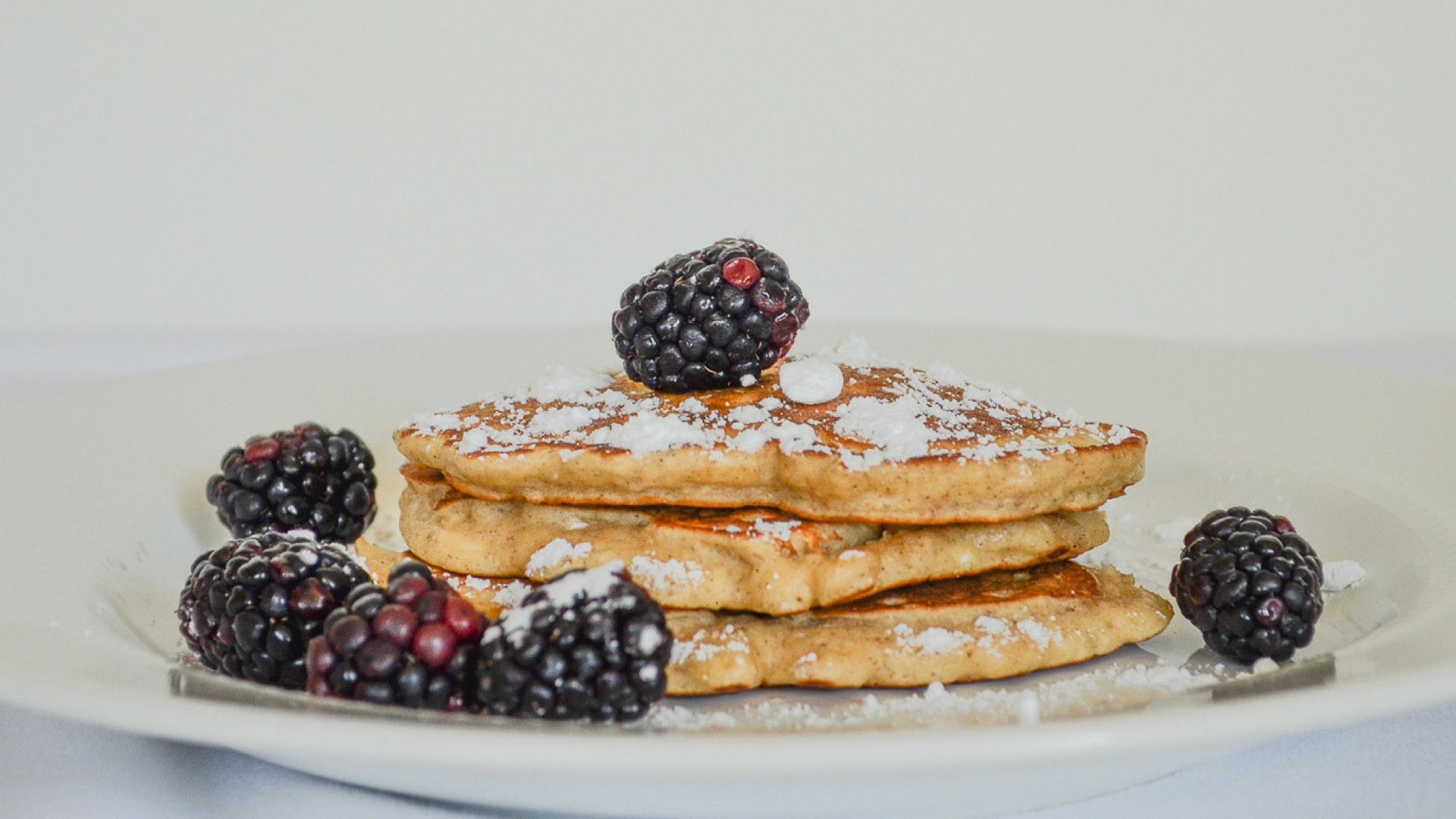 Капкейки с сахарной пудрой и ягодами черники