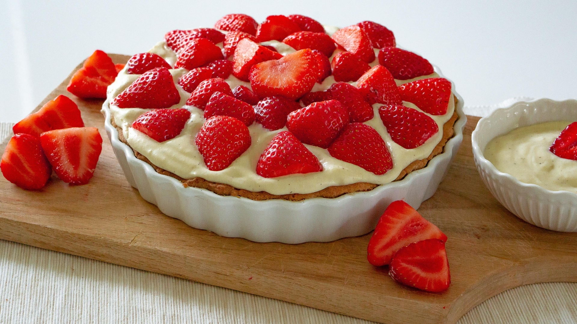 Датский пирог с клубникой и кремом