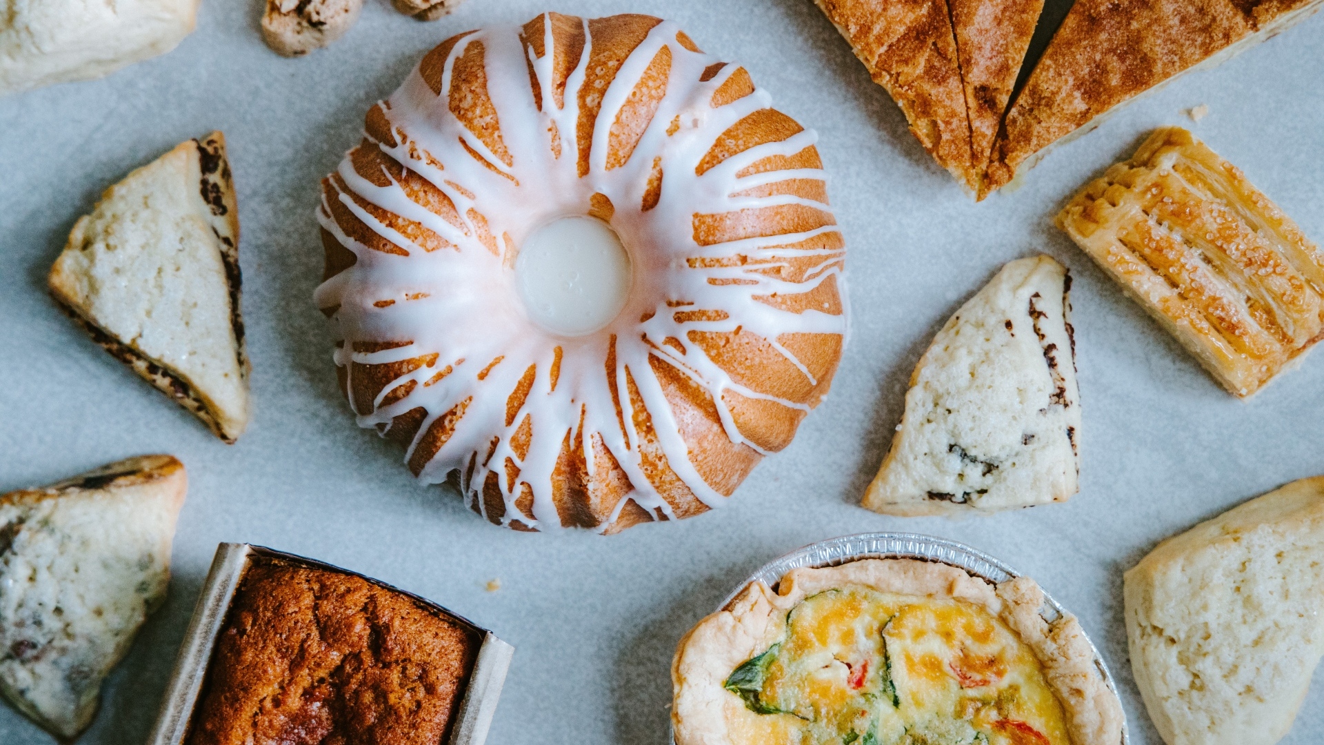 Вкусная сладкая выпечка на столе