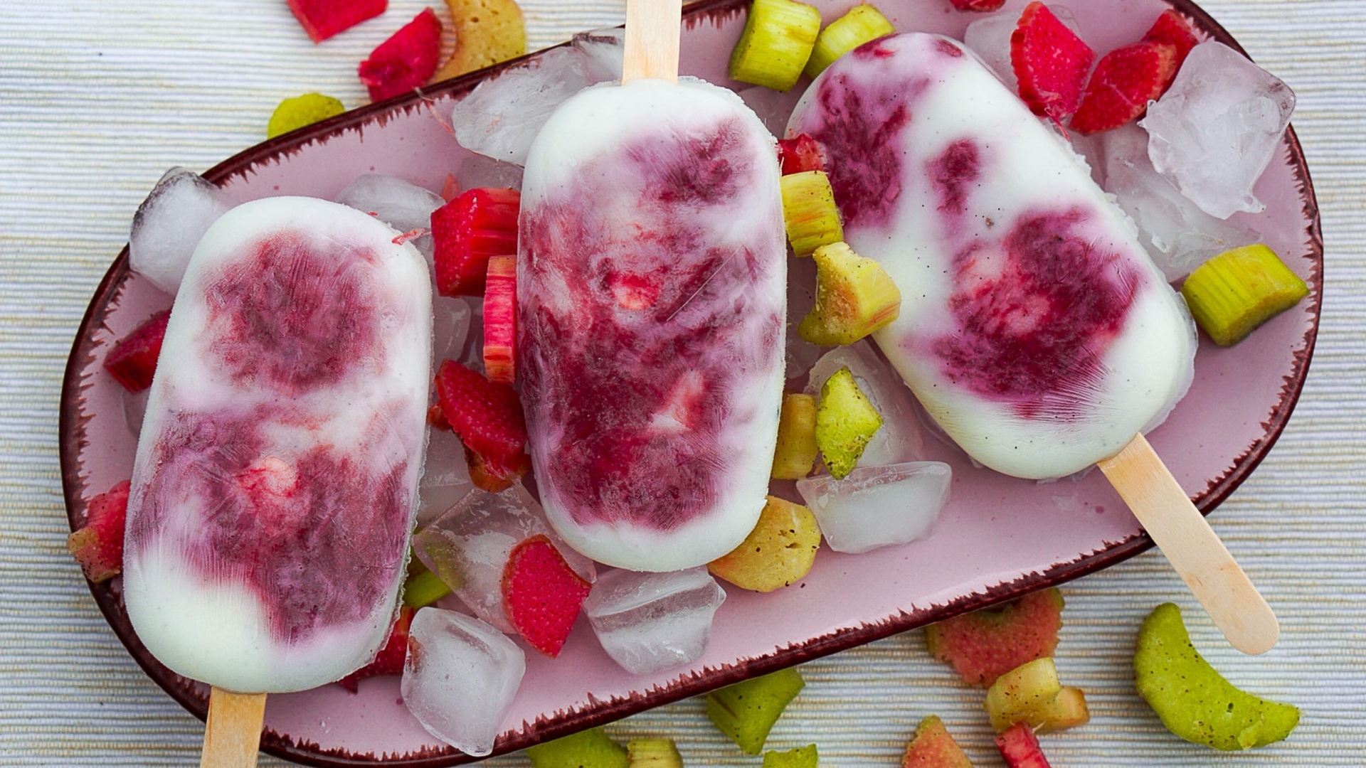 Мороженое на тарелке со льдом и ревенем