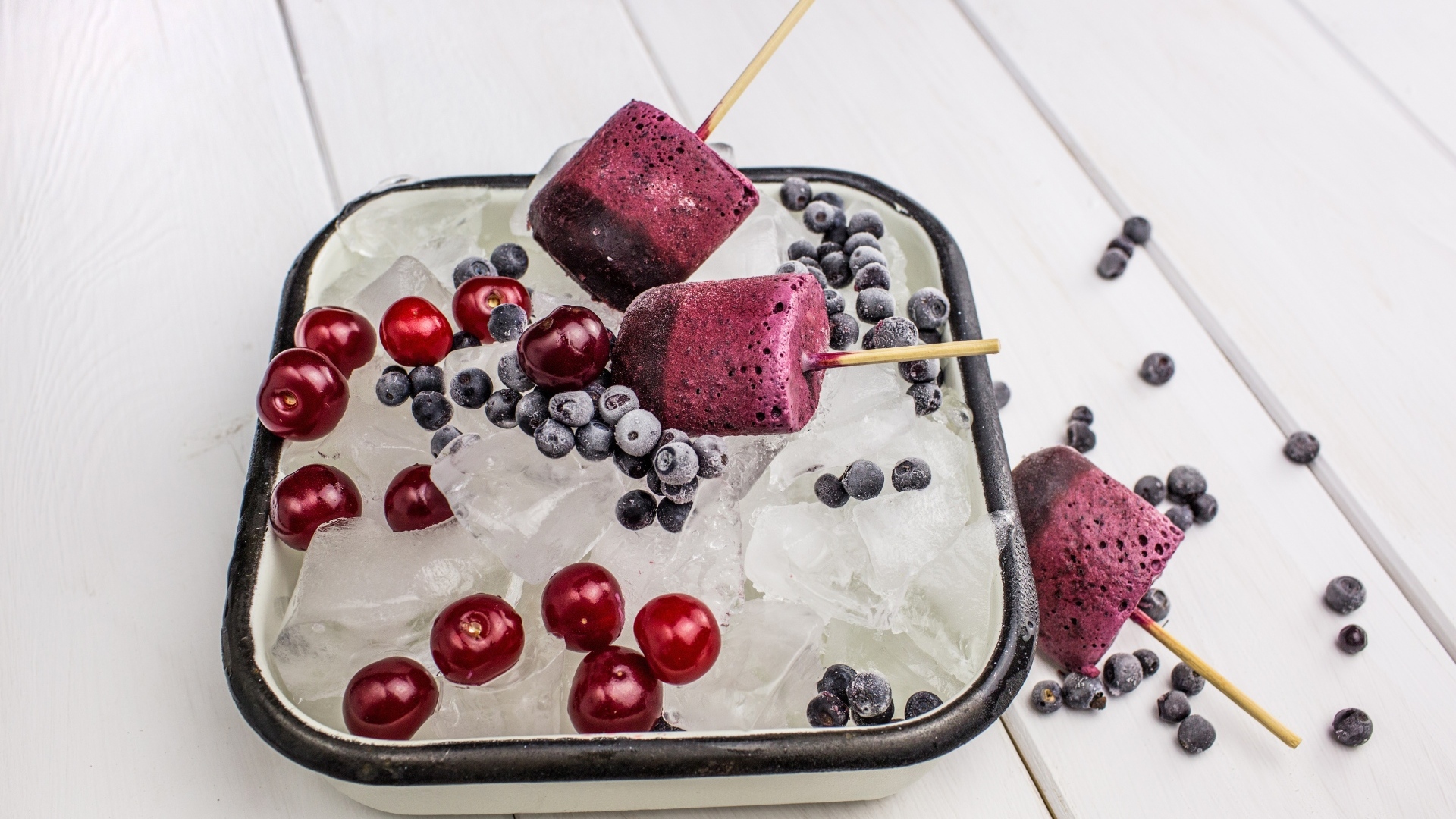 Лед с мороженым и ягодами на столе