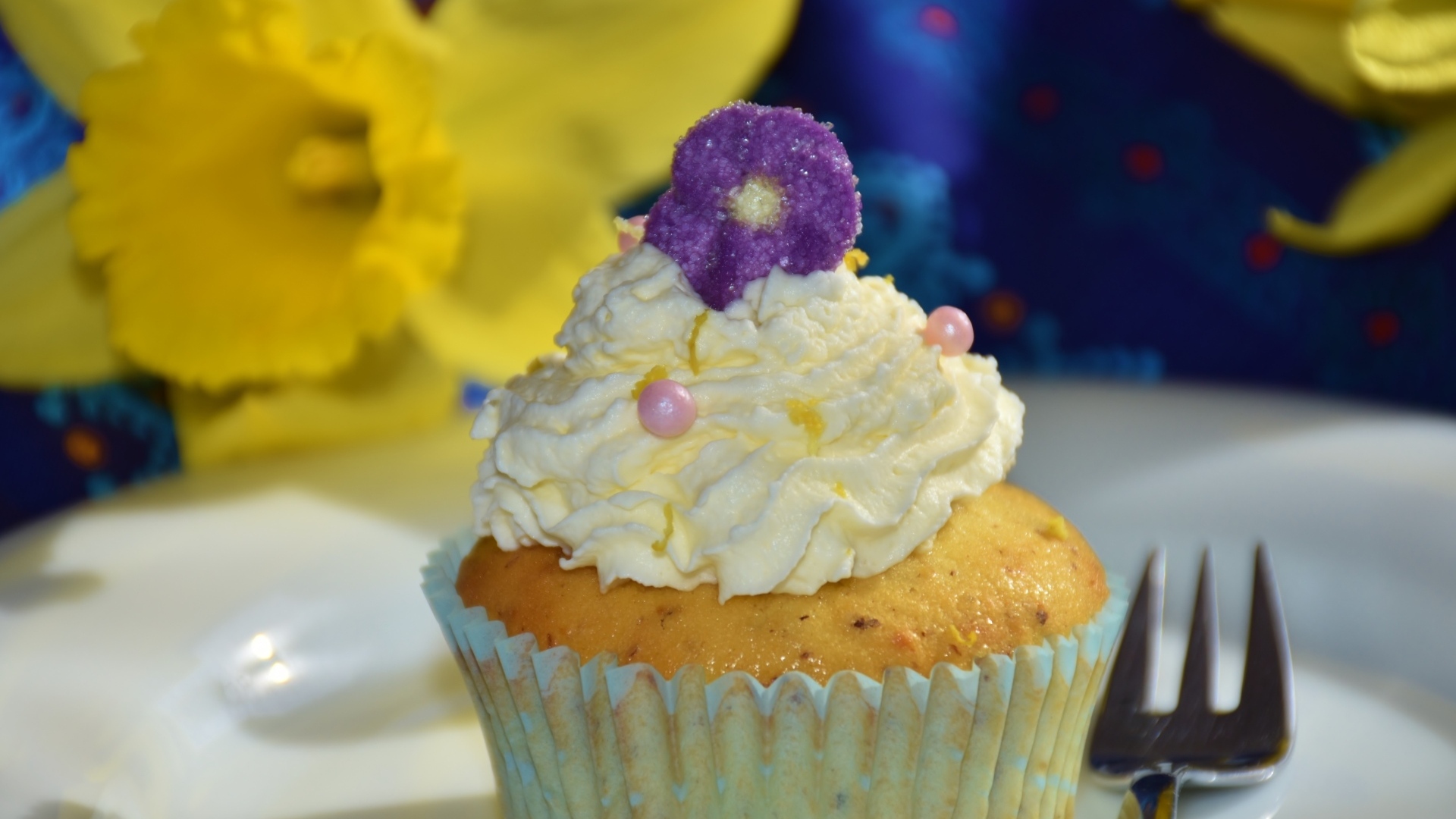 Маффин с белым кремом крупным планом