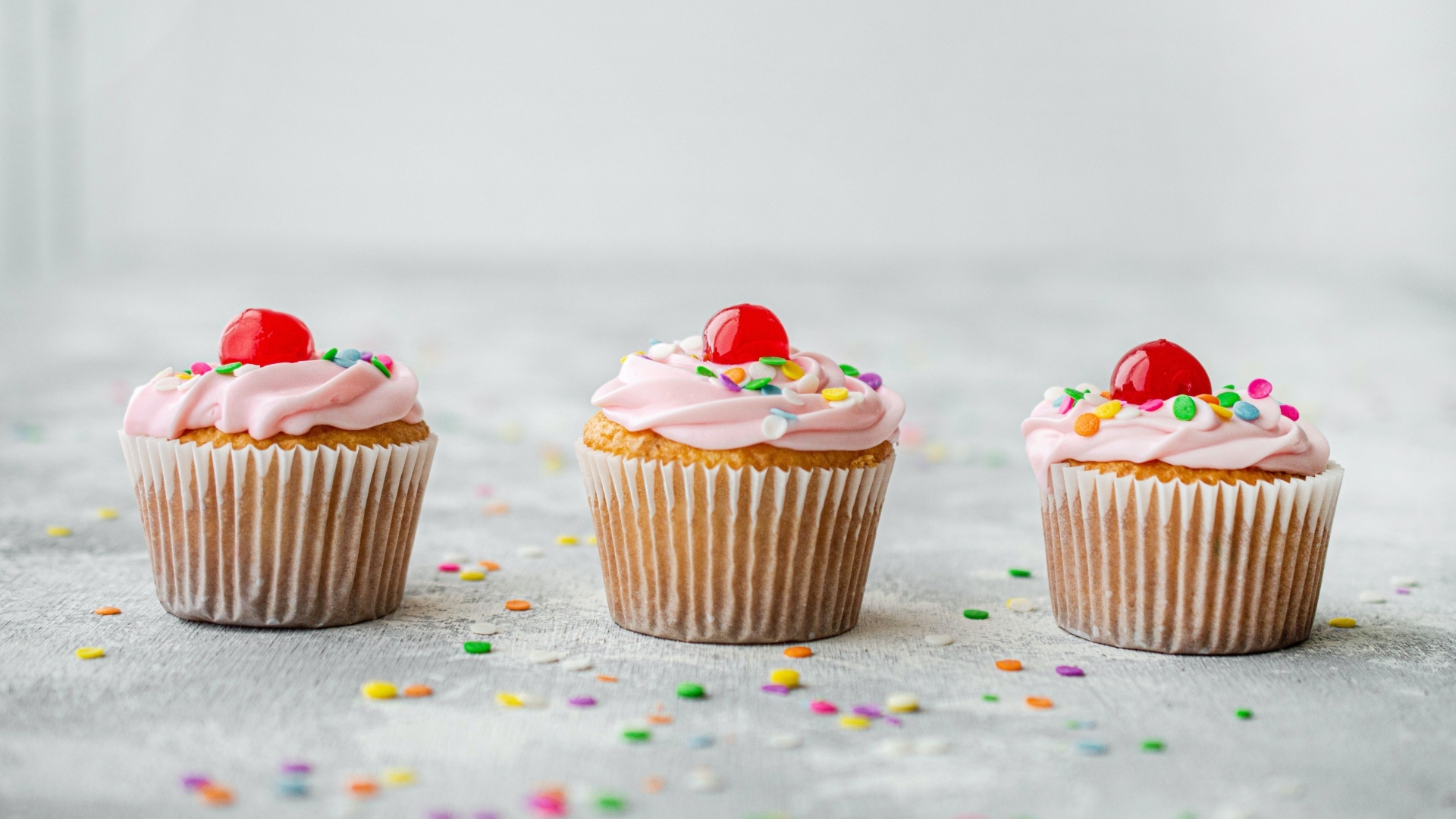 Маффины с кремом и вишней на столе