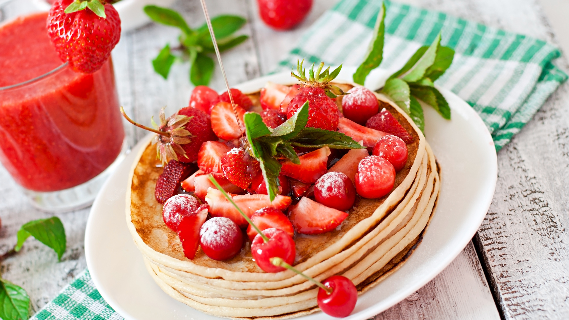 Блинчики с ягодами и клубничным смузи