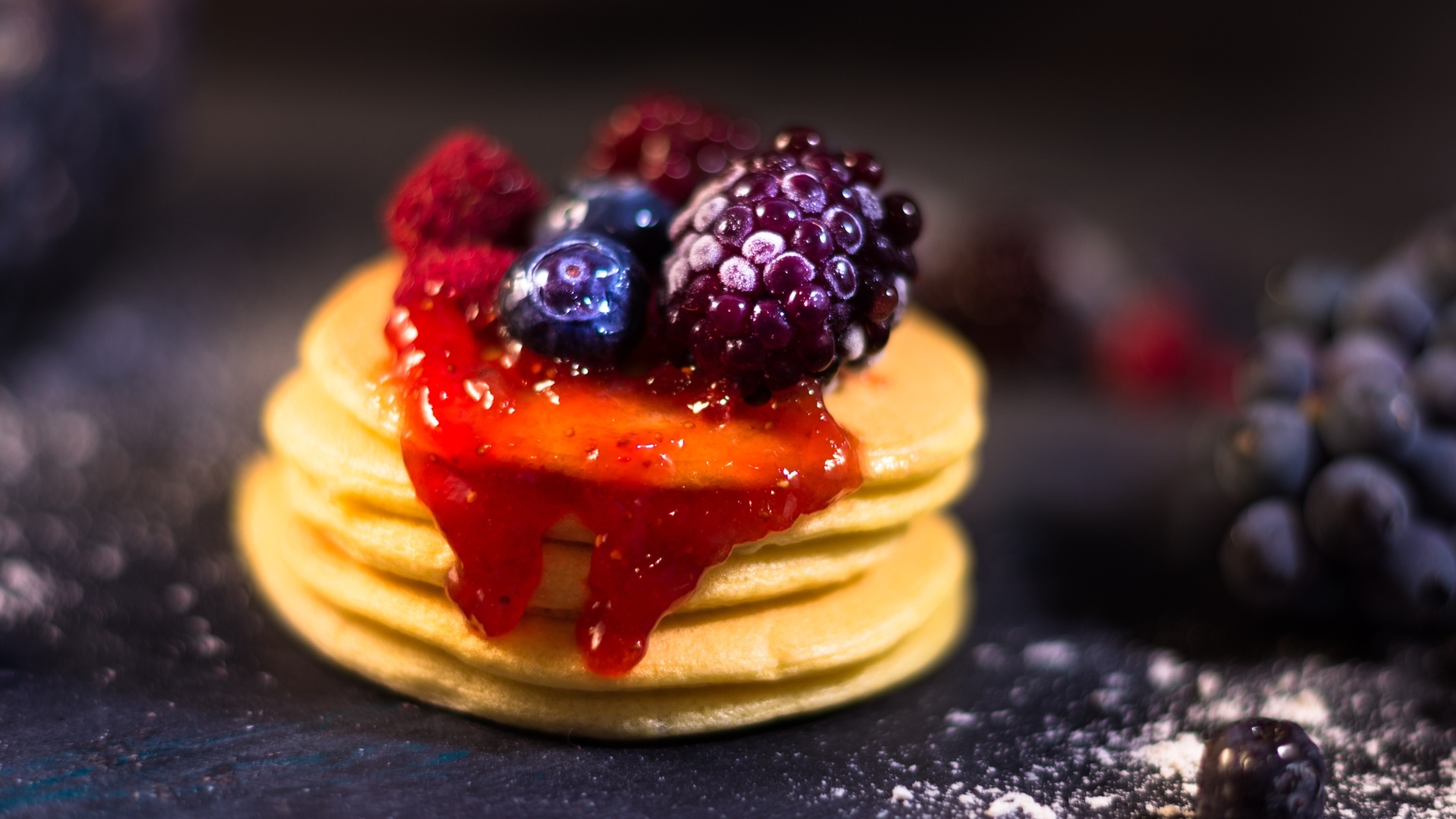 Оладьи с джемом и ягодами на столе