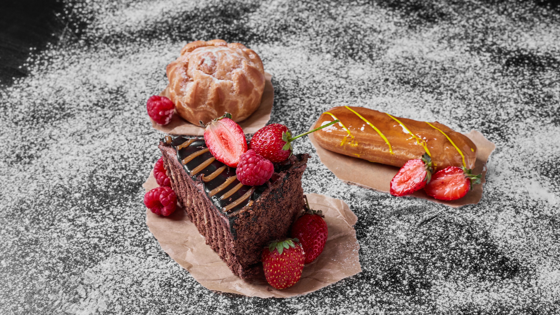 Кусок торта с ягодами на столе с эклером