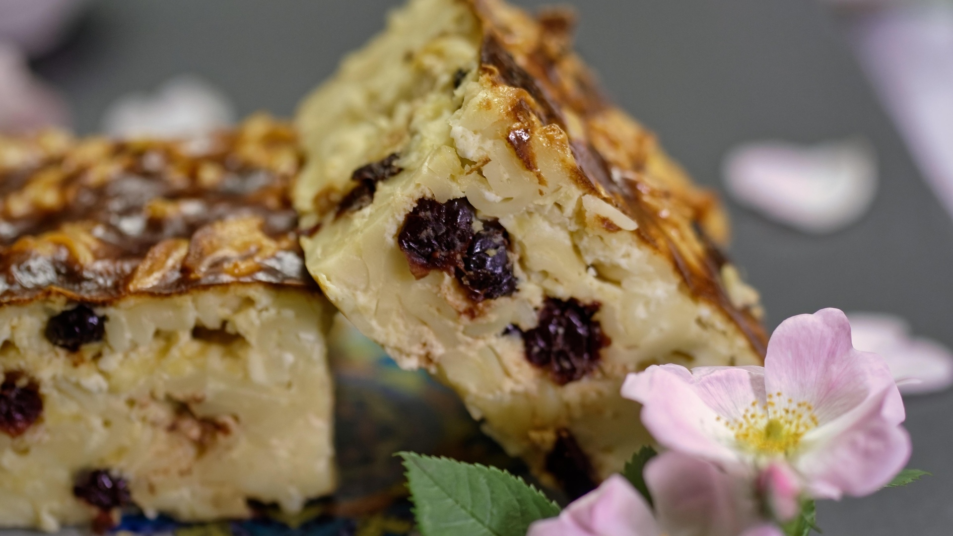 Кусочки запеканки с изюмом на столе